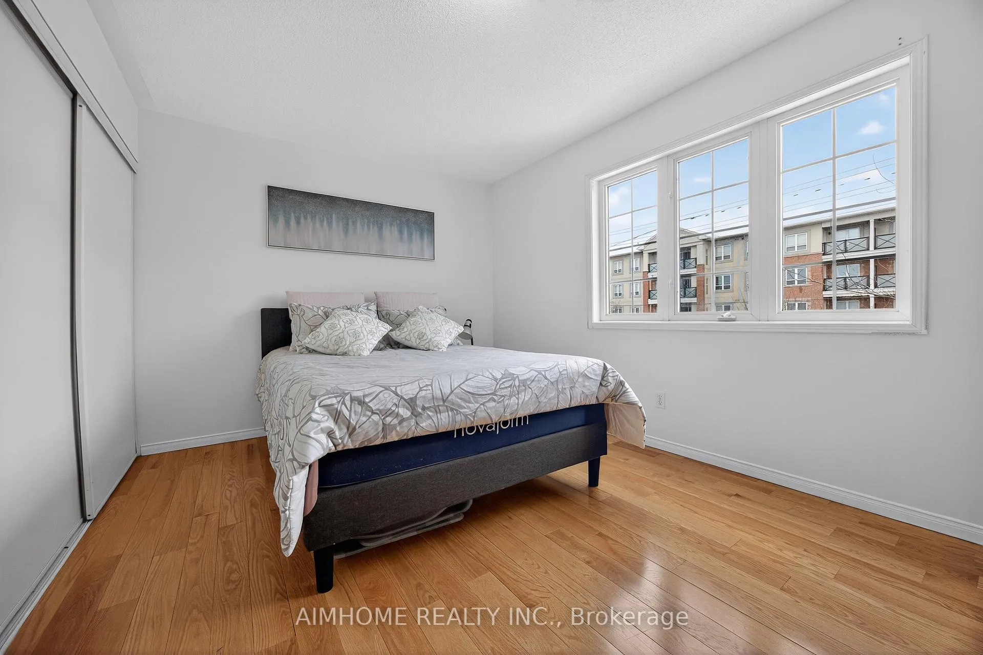 Photo 16 of 698 Warden Avenue, Scarborough, Clairlea-Birchmount — HOMEH