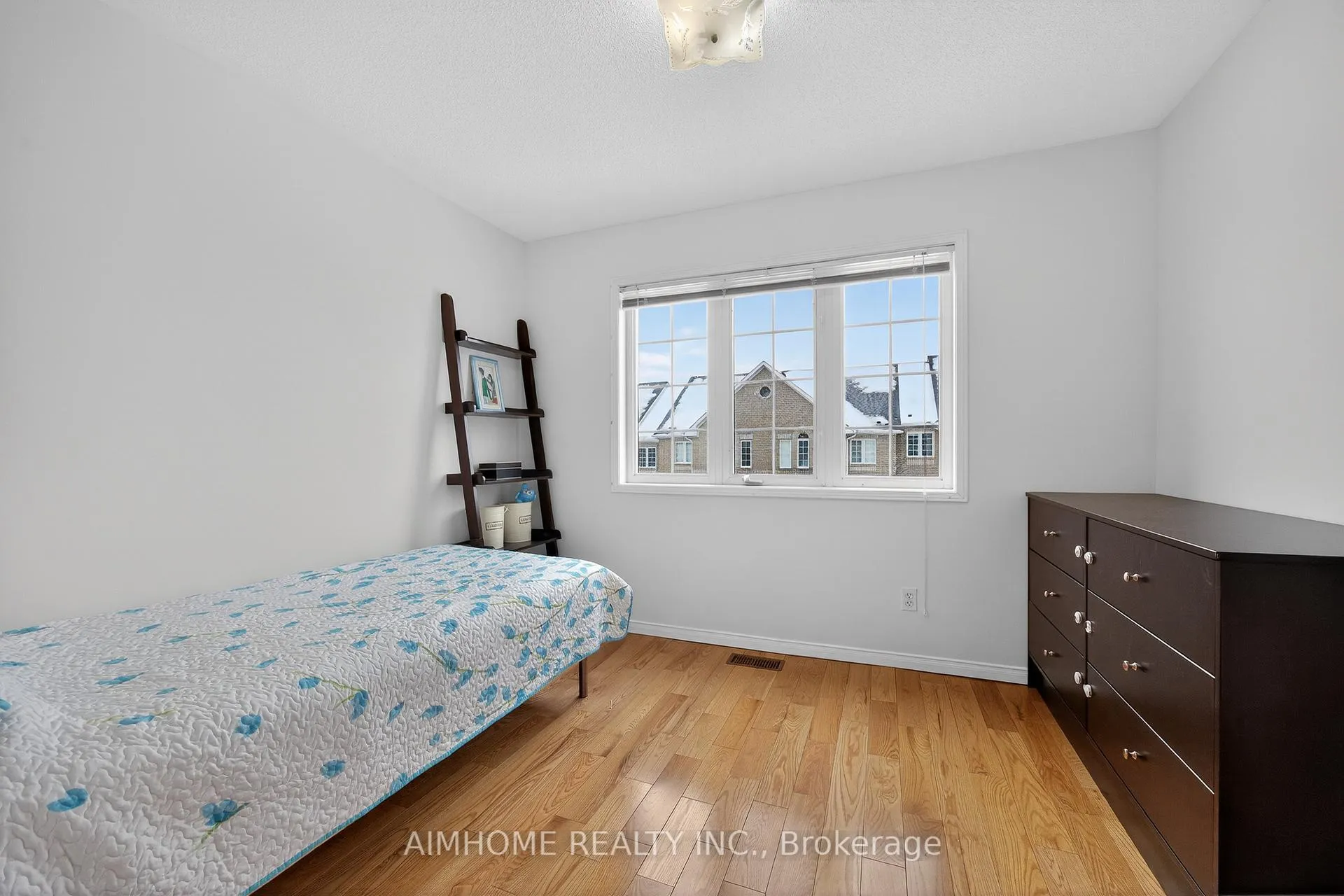 Photo 22 of 698 Warden Avenue, Scarborough, Clairlea-Birchmount — HOMEH