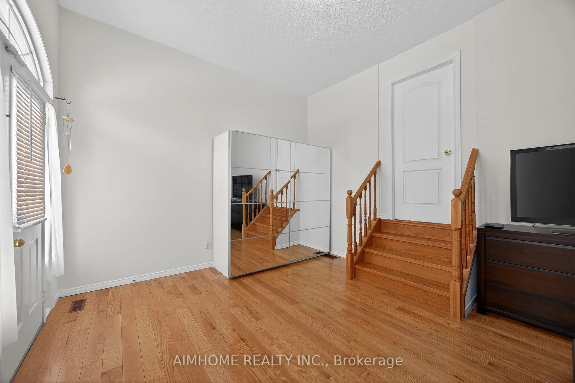 Photo 26 of 698 Warden Avenue, Scarborough, Clairlea-Birchmount — HOMEH
