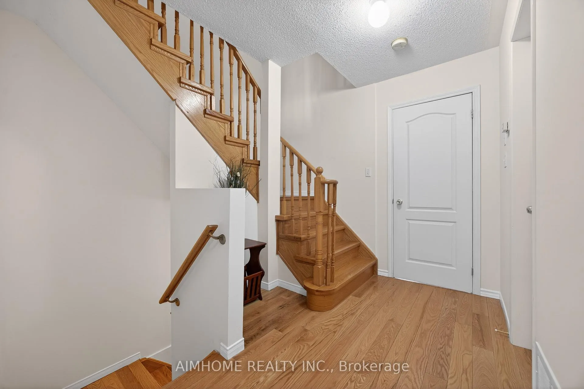 Photo 28 of 698 Warden Avenue, Scarborough, Clairlea-Birchmount — HOMEH