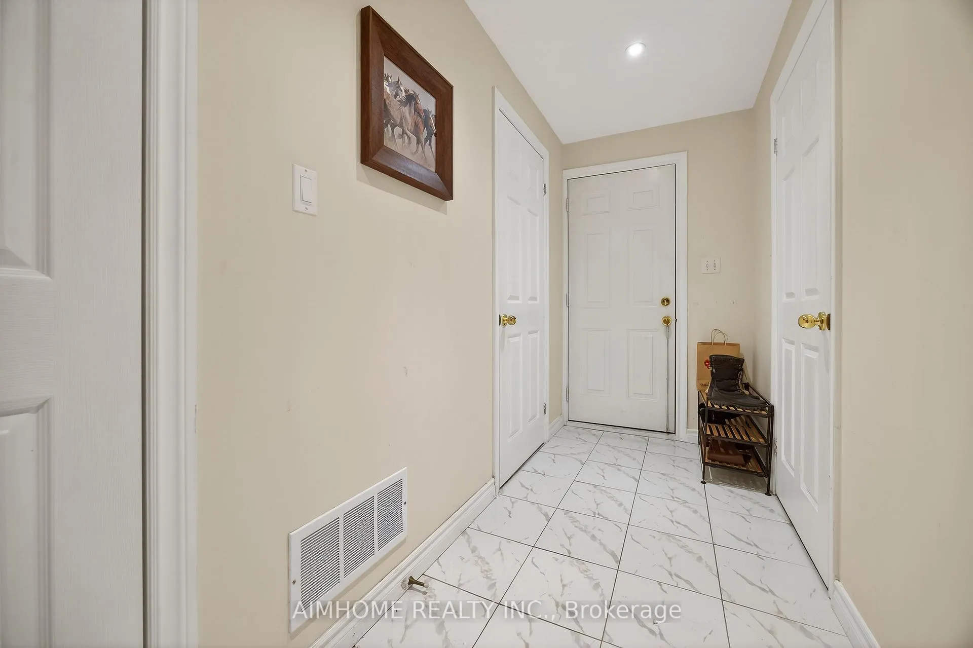 Photo 33 of 698 Warden Avenue, Scarborough, Clairlea-Birchmount — HOMEH