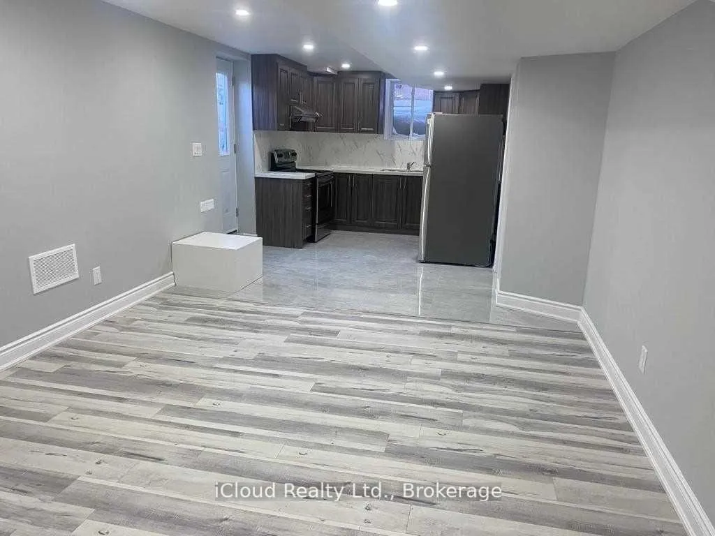 Photo 2 of 3 Black Diamond Crescent, Brampton, Credit Valley — HOMEH