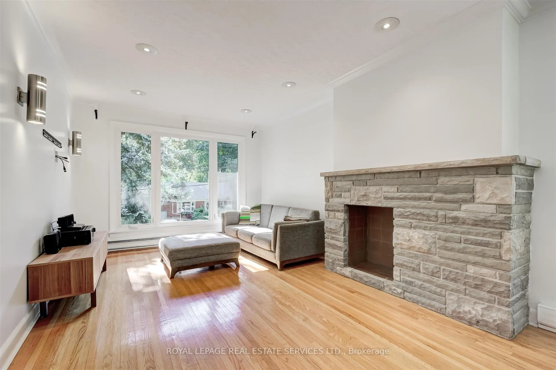 Photo 3 of 5 Easson Avenue, Toronto, High Park-Swansea — HOMEH