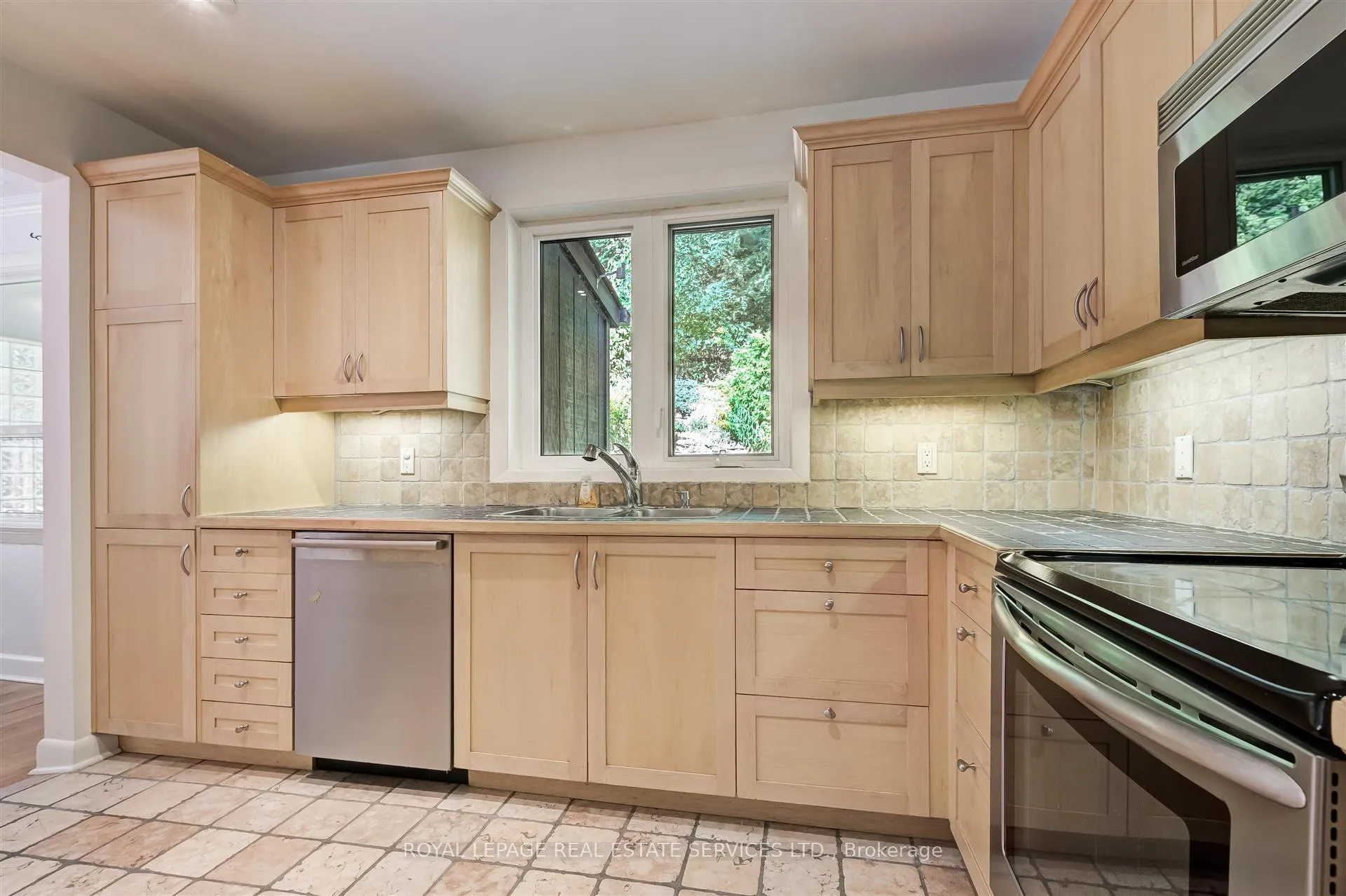 Photo 6 of 5 Easson Avenue, Toronto, High Park-Swansea — HOMEH