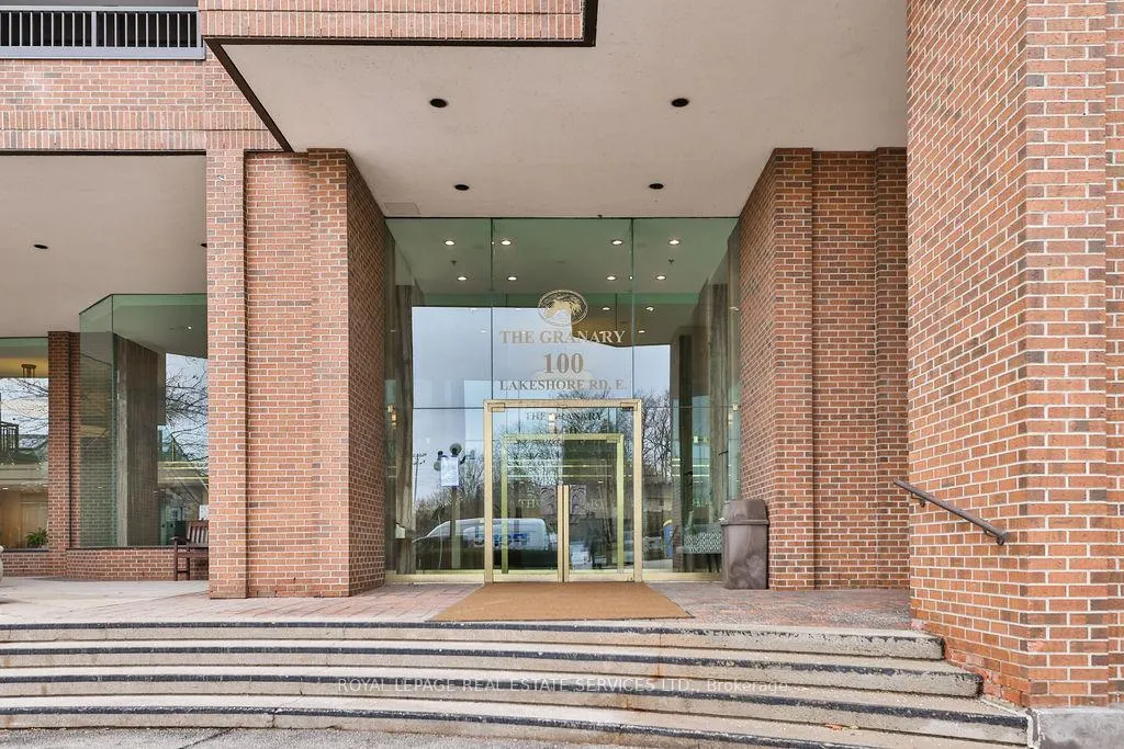 Photo 4 of Unit 708, 100 Lakeshore Road E, Oakville, Old Oakville — HOMEH