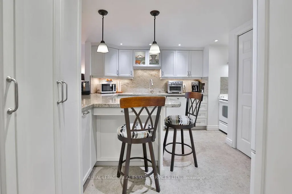 Photo 7 of Unit 708, 100 Lakeshore Road E, Oakville, Old Oakville — HOMEH
