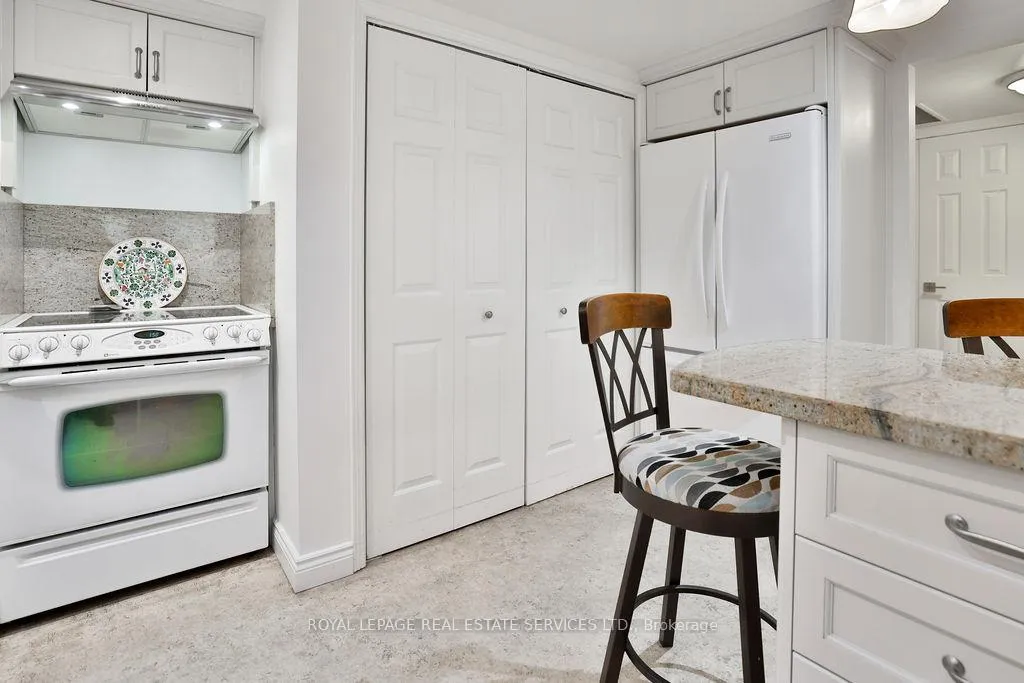 Photo 9 of Unit 708, 100 Lakeshore Road E, Oakville, Old Oakville — HOMEH