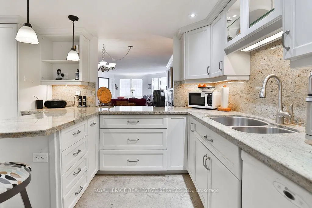 Photo 10 of Unit 708, 100 Lakeshore Road E, Oakville, Old Oakville — HOMEH