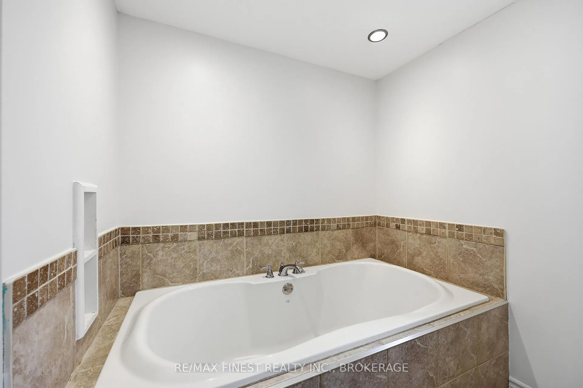 Photo 10 of 969 Millhaven Road, Loyalist, Lennox and Addington - South — HOMEH