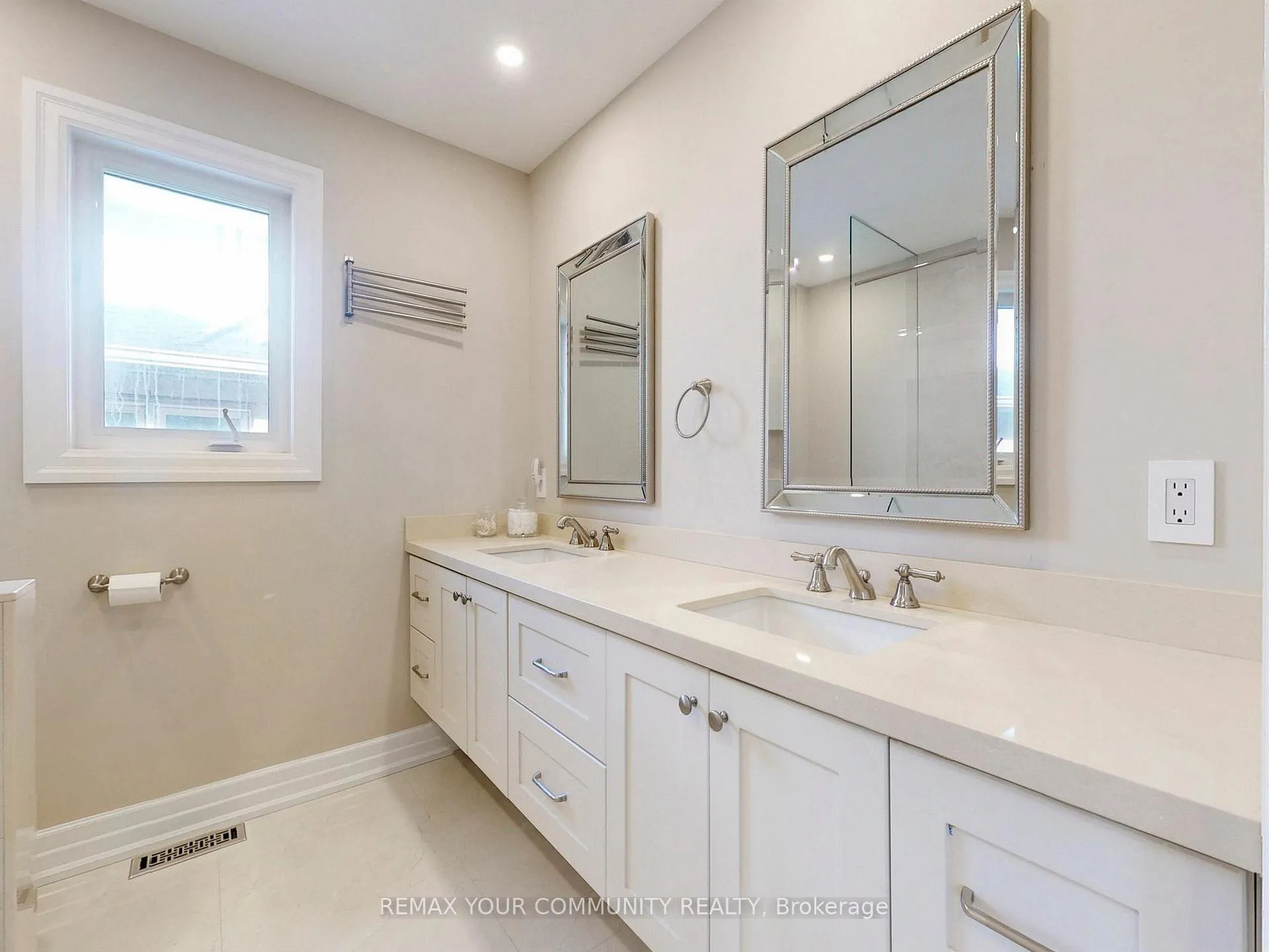 Photo 33 of 32 D'eva Drive, Vaughan, Patterson — HOMEH