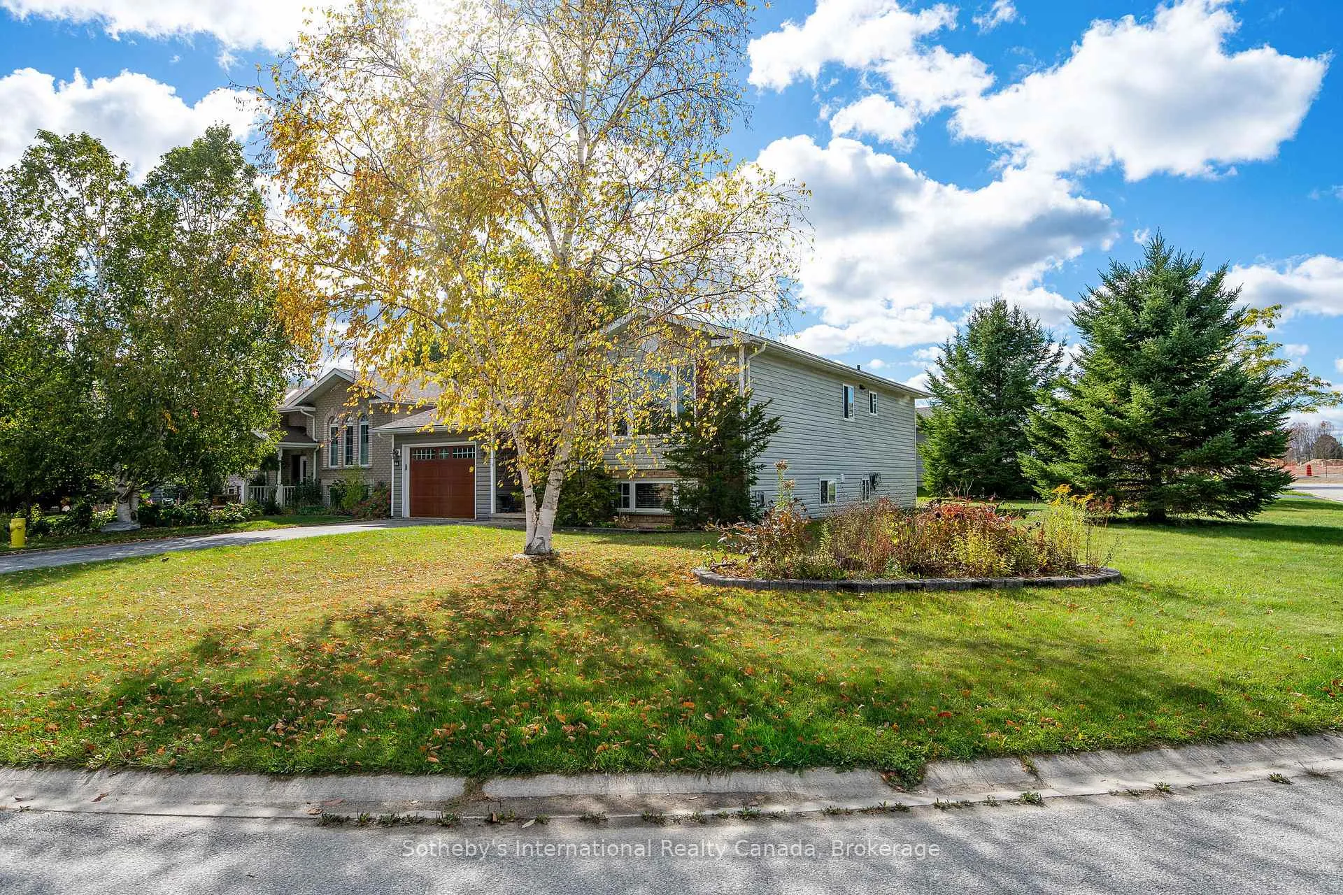 Photo 3 of 26 Country Crescent, Meaford — HOMEH