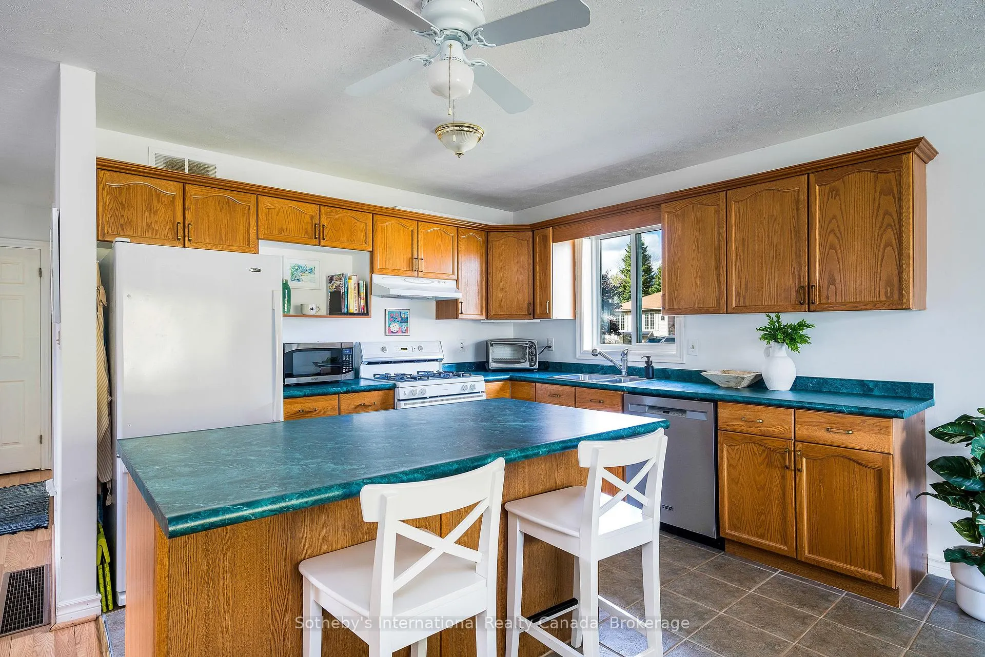 Photo 8 of 26 Country Crescent, Meaford — HOMEH