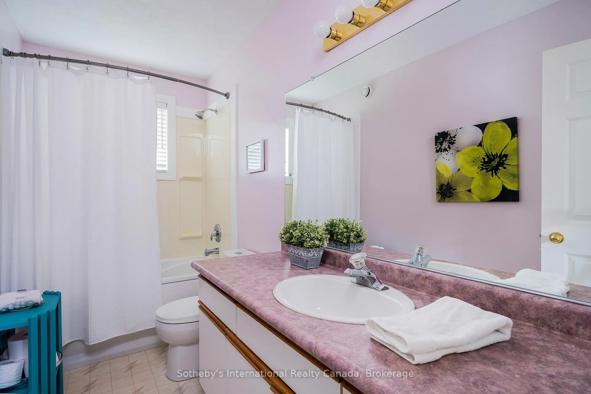 Photo 14 of 26 Country Crescent, Meaford — HOMEH