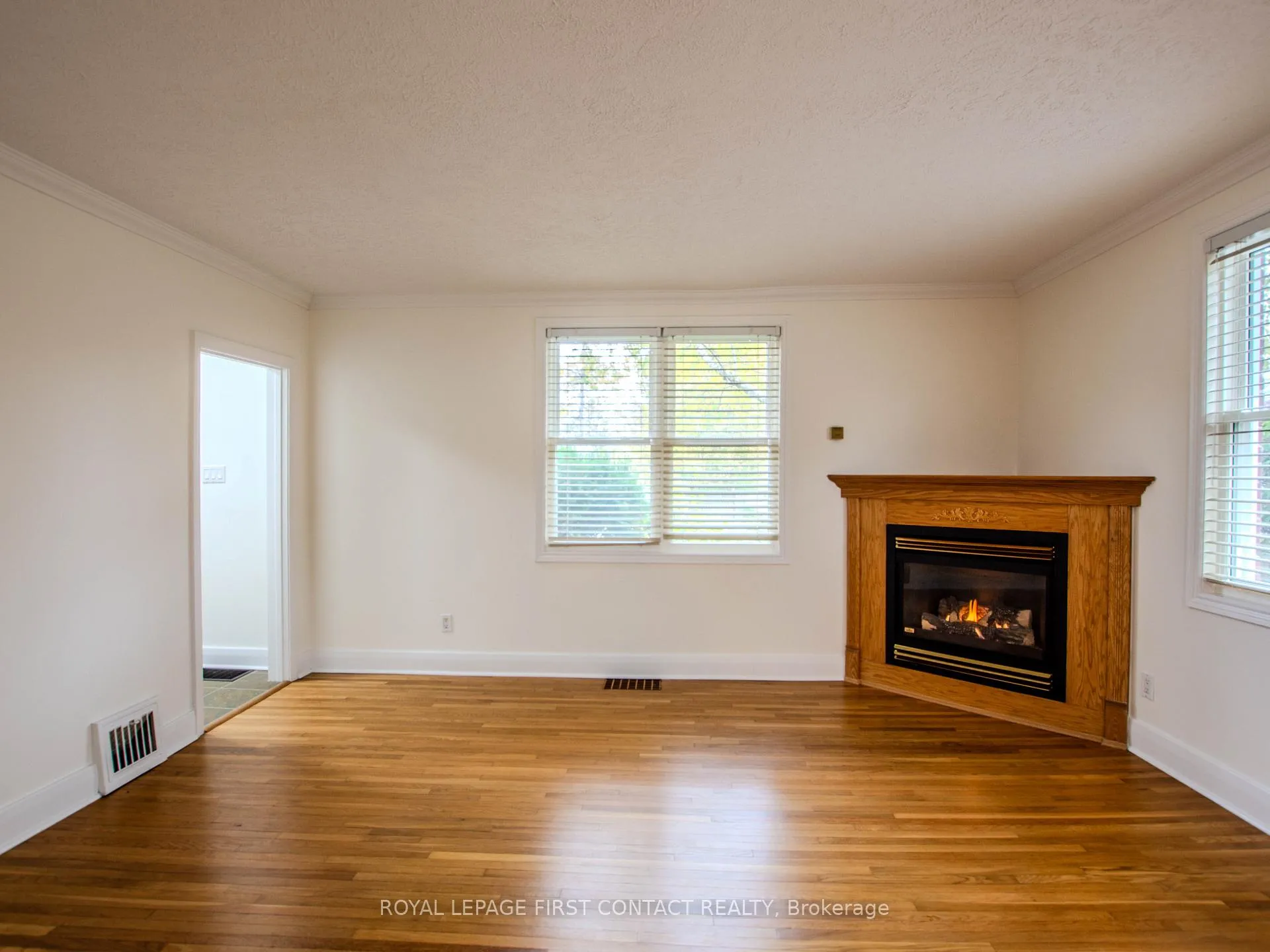 Photo 5 of 25 Holgate Street, Barrie, Allandale — HOMEH