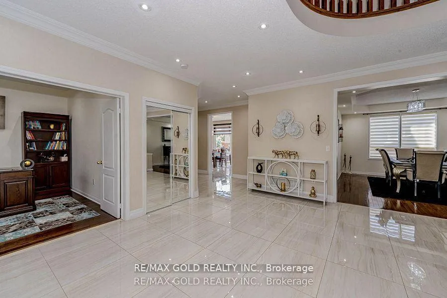 Photo 5 of 28 Crocker Drive, Brampton, Vales of Castlemore — HOMEH