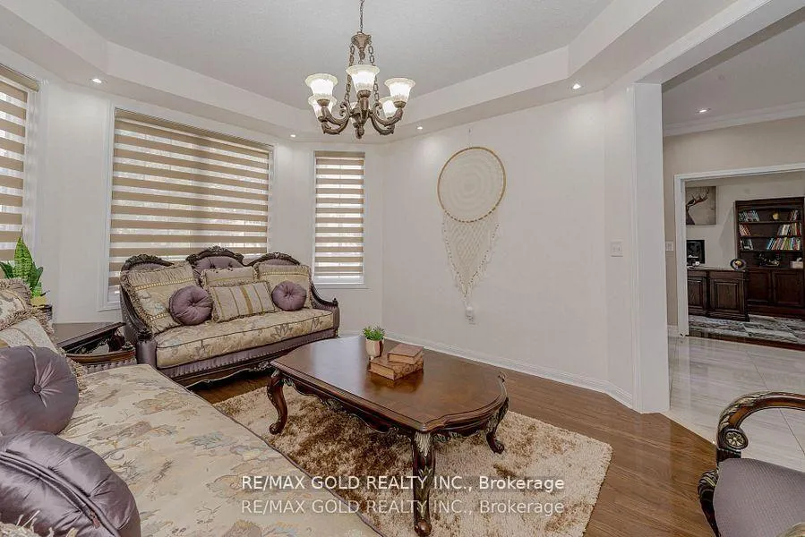 Photo 9 of 28 Crocker Drive, Brampton, Vales of Castlemore — HOMEH