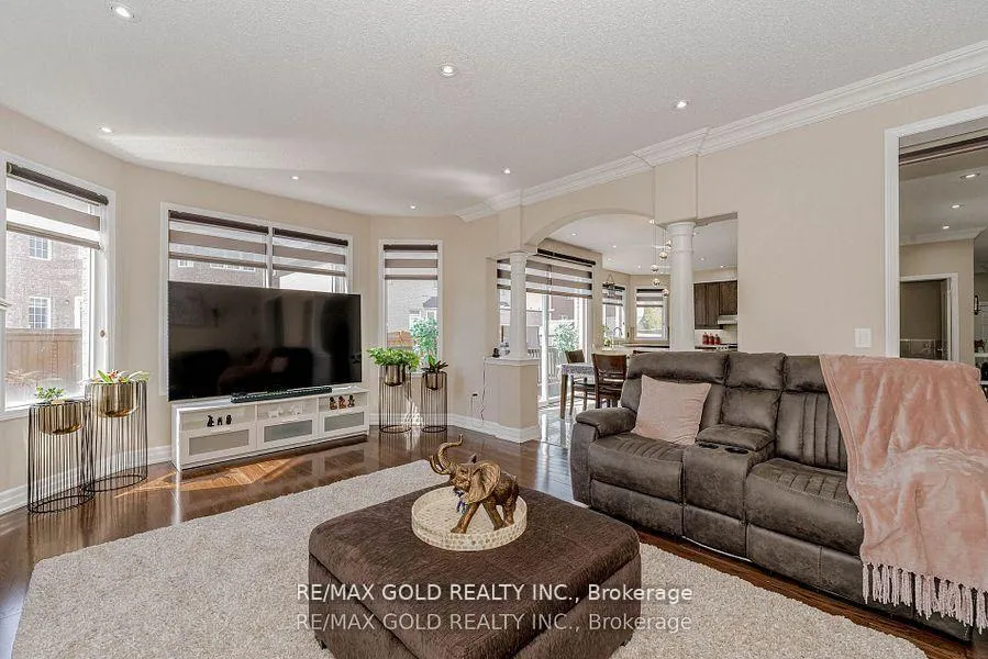 Photo 11 of 28 Crocker Drive, Brampton, Vales of Castlemore — HOMEH