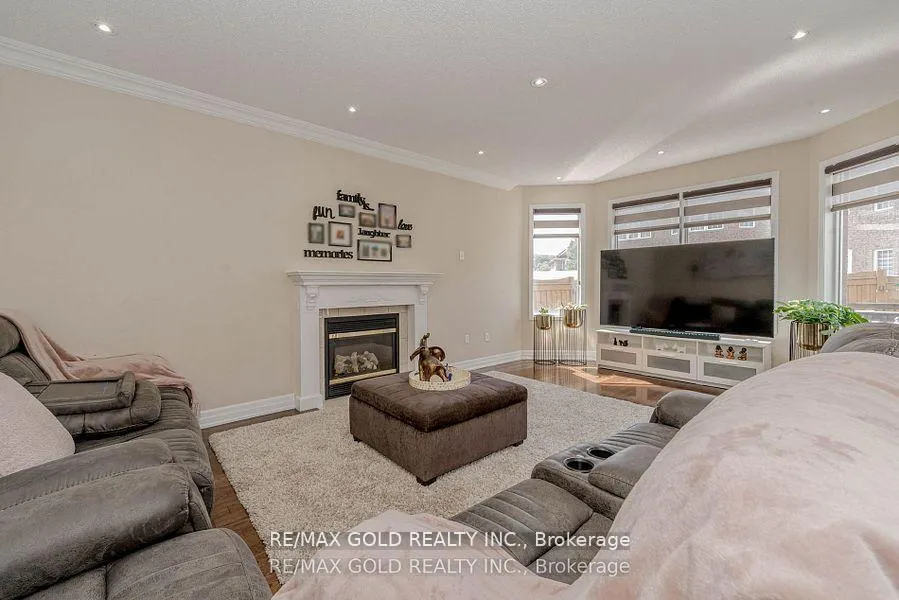 Photo 12 of 28 Crocker Drive, Brampton, Vales of Castlemore — HOMEH