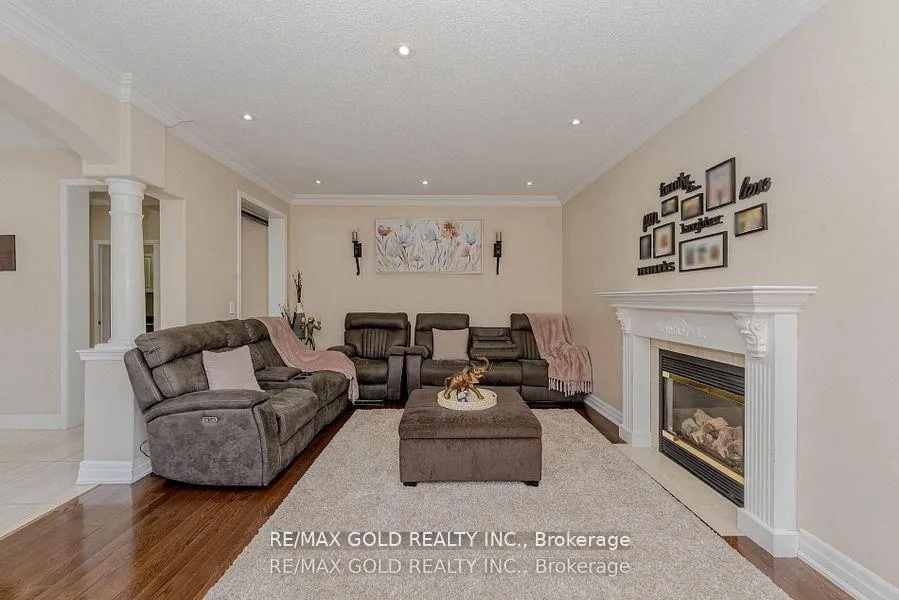Photo 13 of 28 Crocker Drive, Brampton, Vales of Castlemore — HOMEH