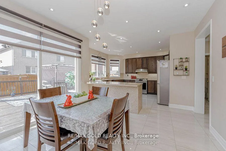 Photo 14 of 28 Crocker Drive, Brampton, Vales of Castlemore — HOMEH