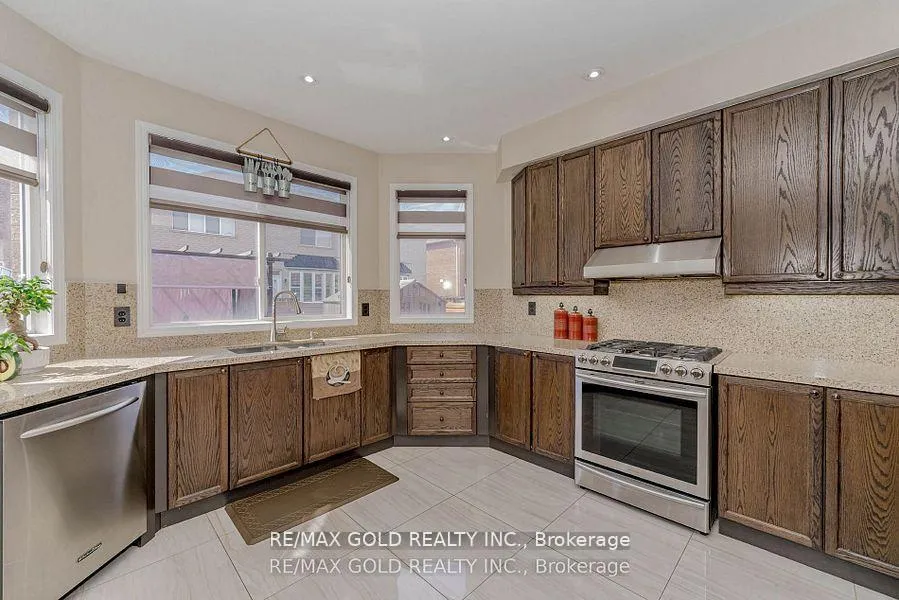 Photo 15 of 28 Crocker Drive, Brampton, Vales of Castlemore — HOMEH