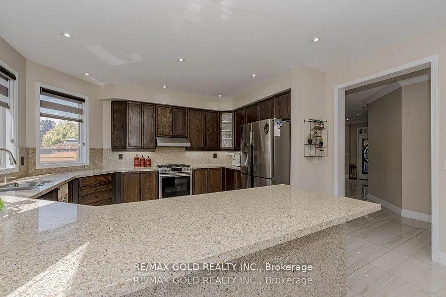 Photo 16 of 28 Crocker Drive, Brampton, Vales of Castlemore — HOMEH