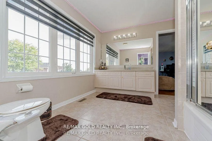 Photo 23 of 28 Crocker Drive, Brampton, Vales of Castlemore — HOMEH