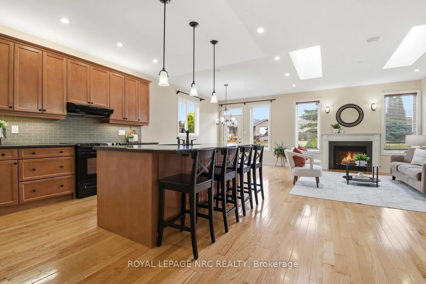 Photo 3 of 14 Lochness Court, Welland, Hwy 406/Welland — HOMEH