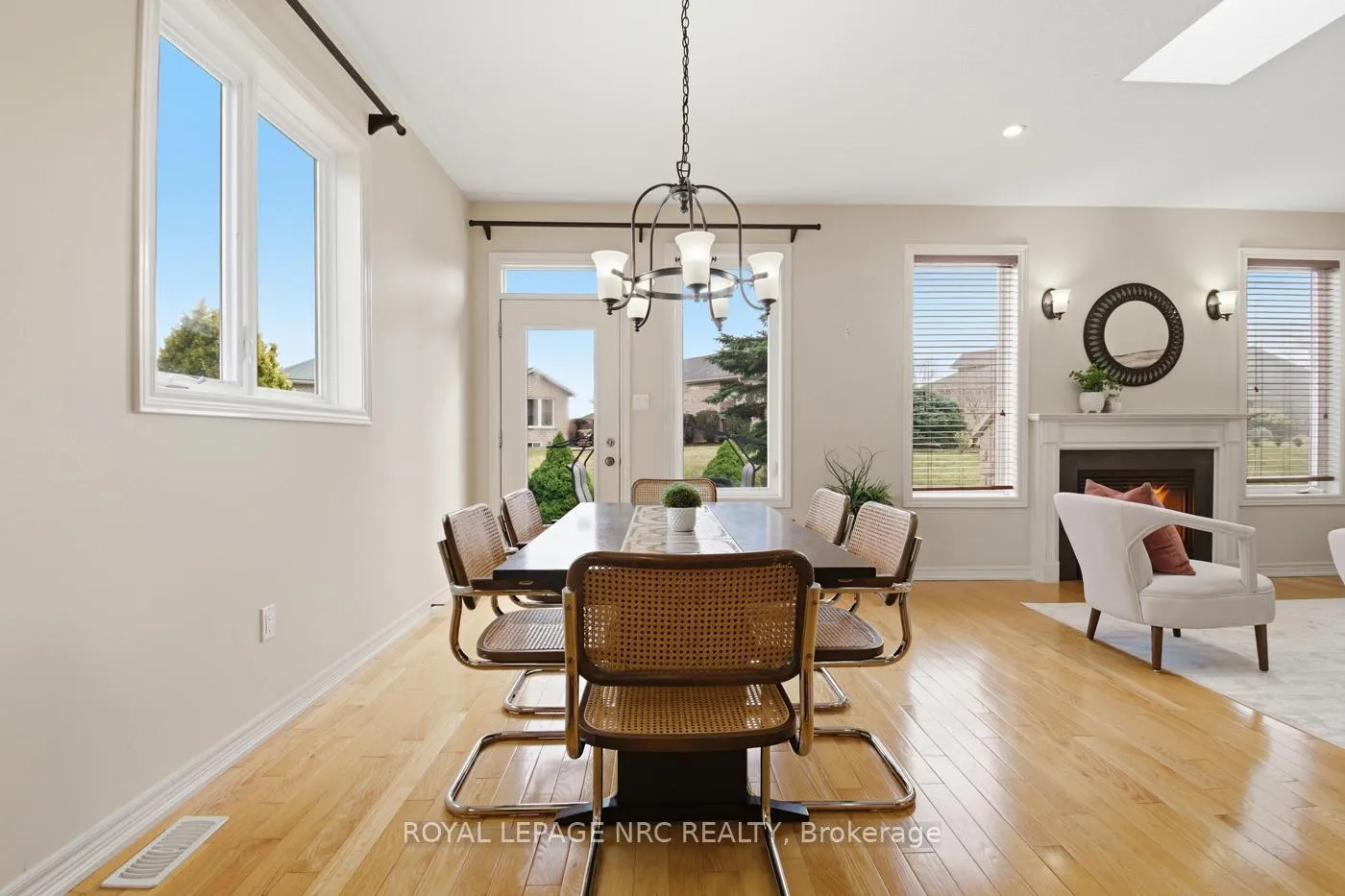 Photo 6 of 14 Lochness Court, Welland, Hwy 406/Welland — HOMEH