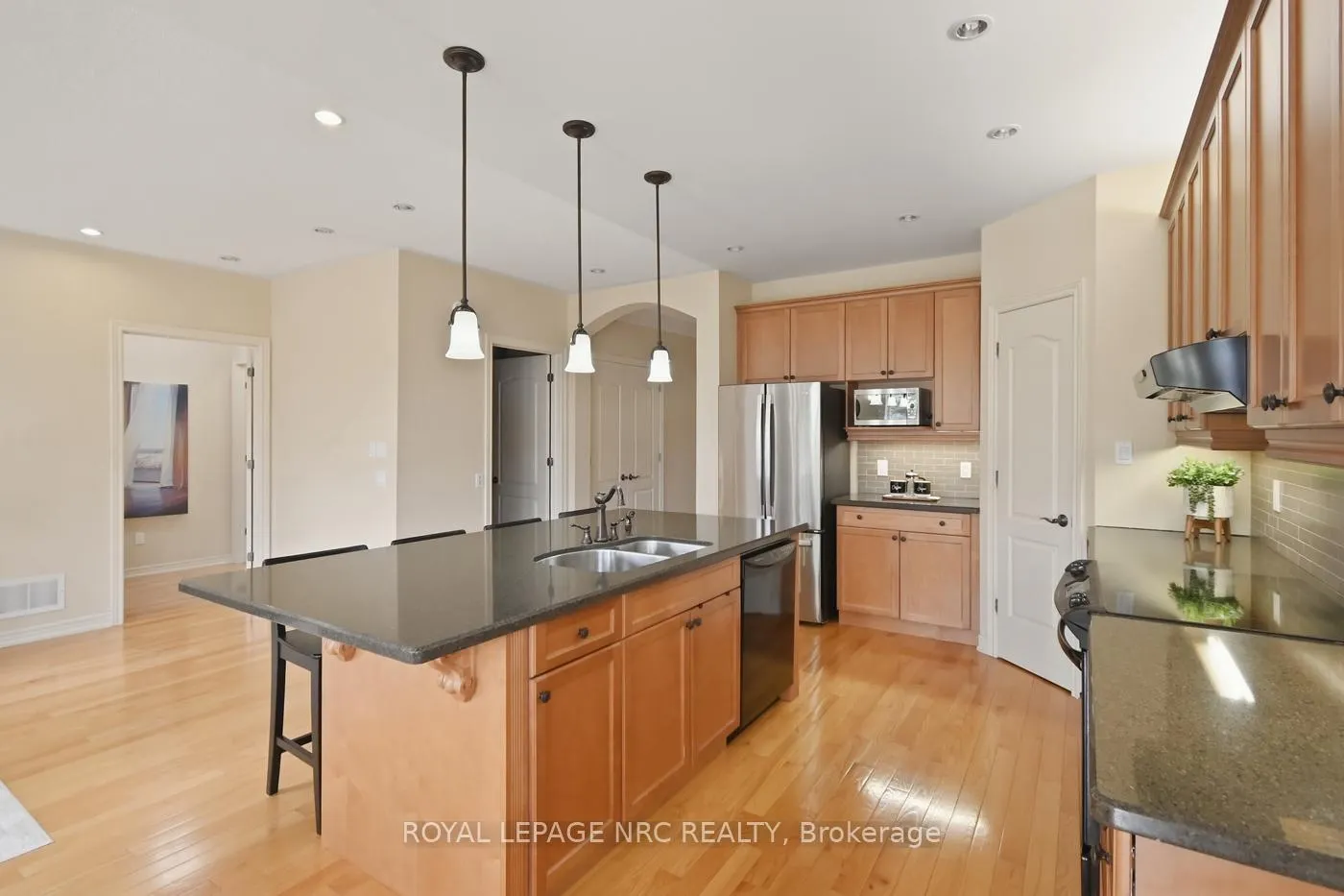 Photo 8 of 14 Lochness Court, Welland, Hwy 406/Welland — HOMEH