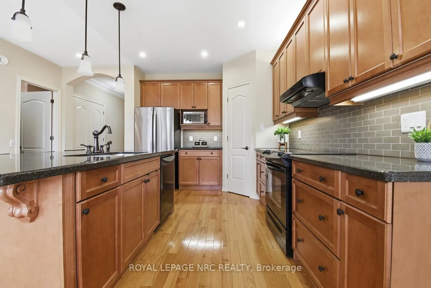 Photo 15 of 14 Lochness Court, Welland, Hwy 406/Welland — HOMEH