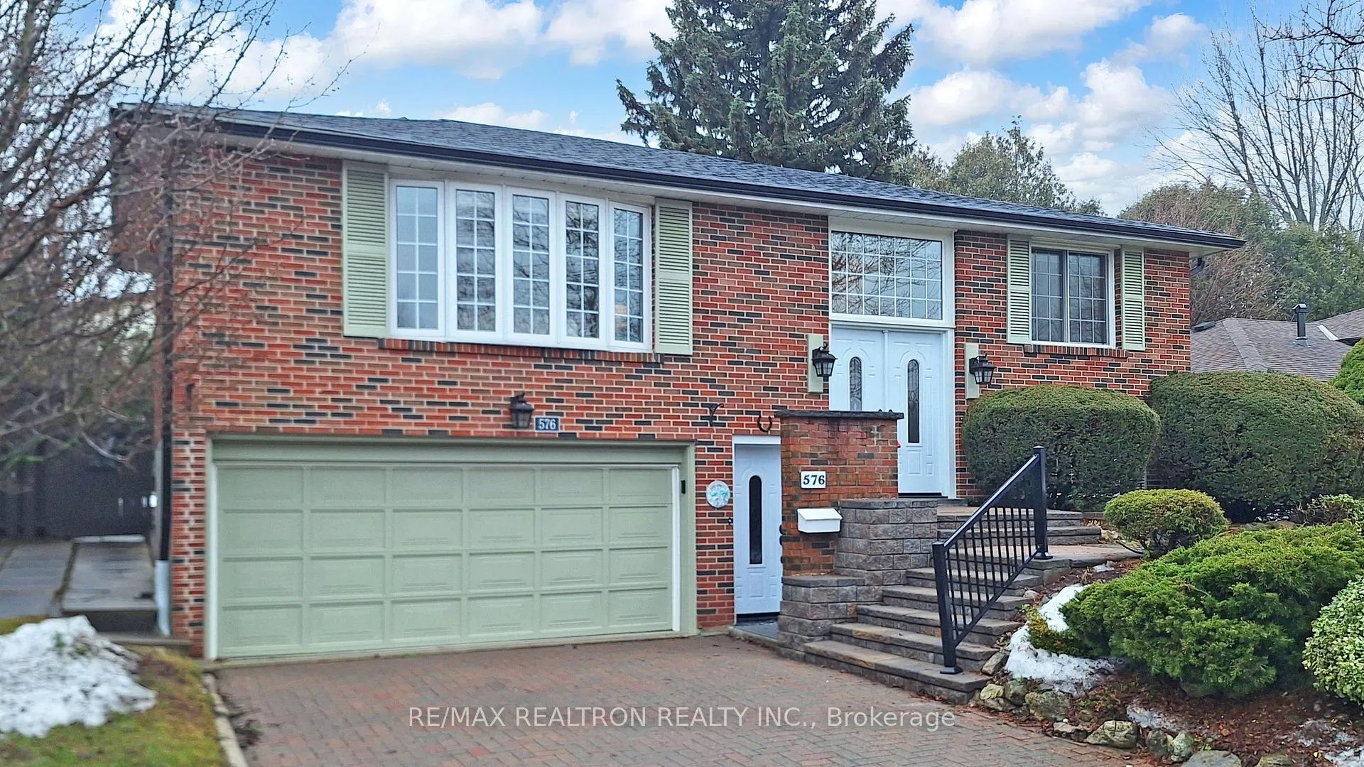 Photo 2 of 576 Arnhem Drive, Oshawa, O'Neill — HOMEH