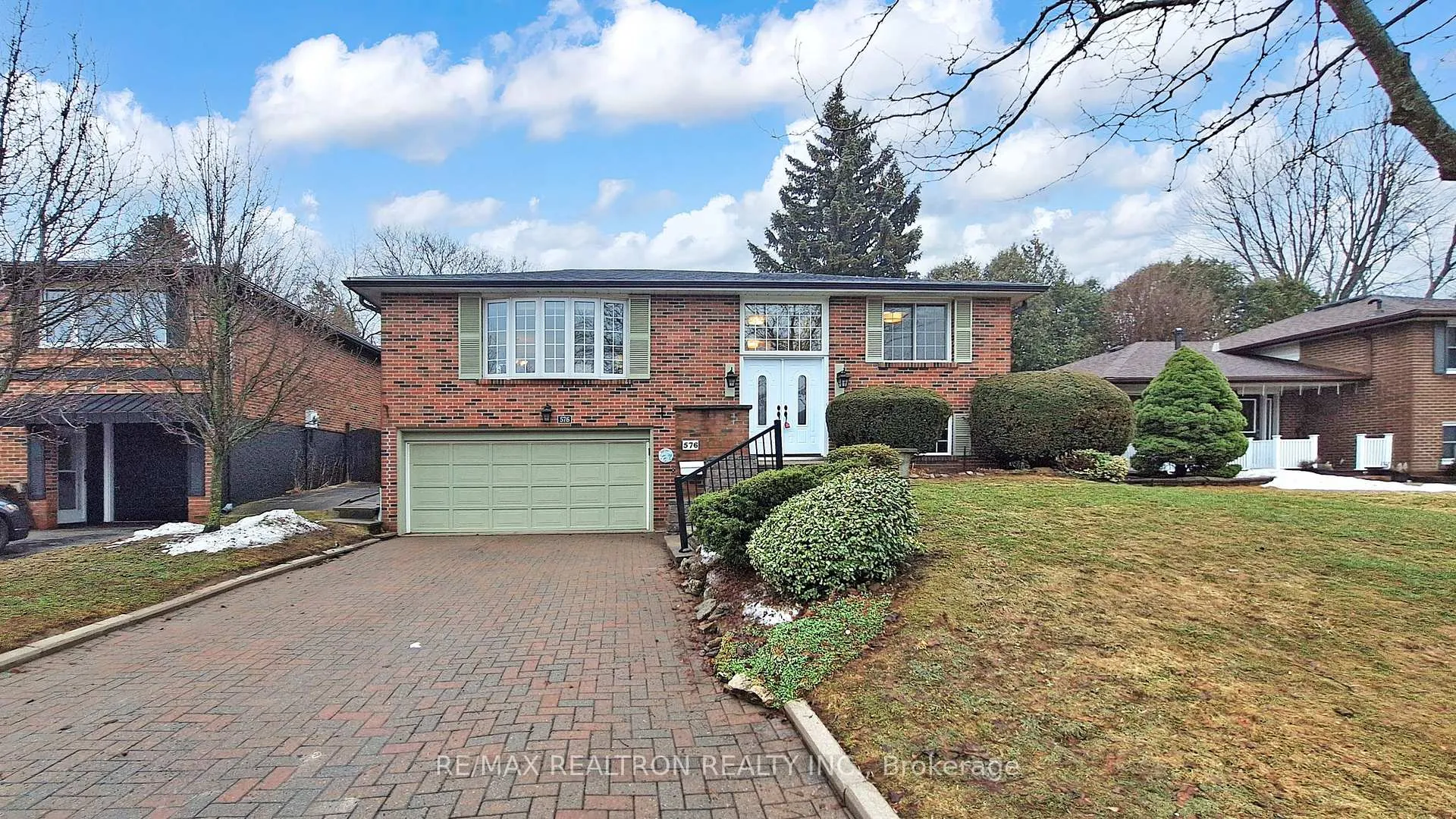 Photo 3 of 576 Arnhem Drive, Oshawa, O'Neill — HOMEH