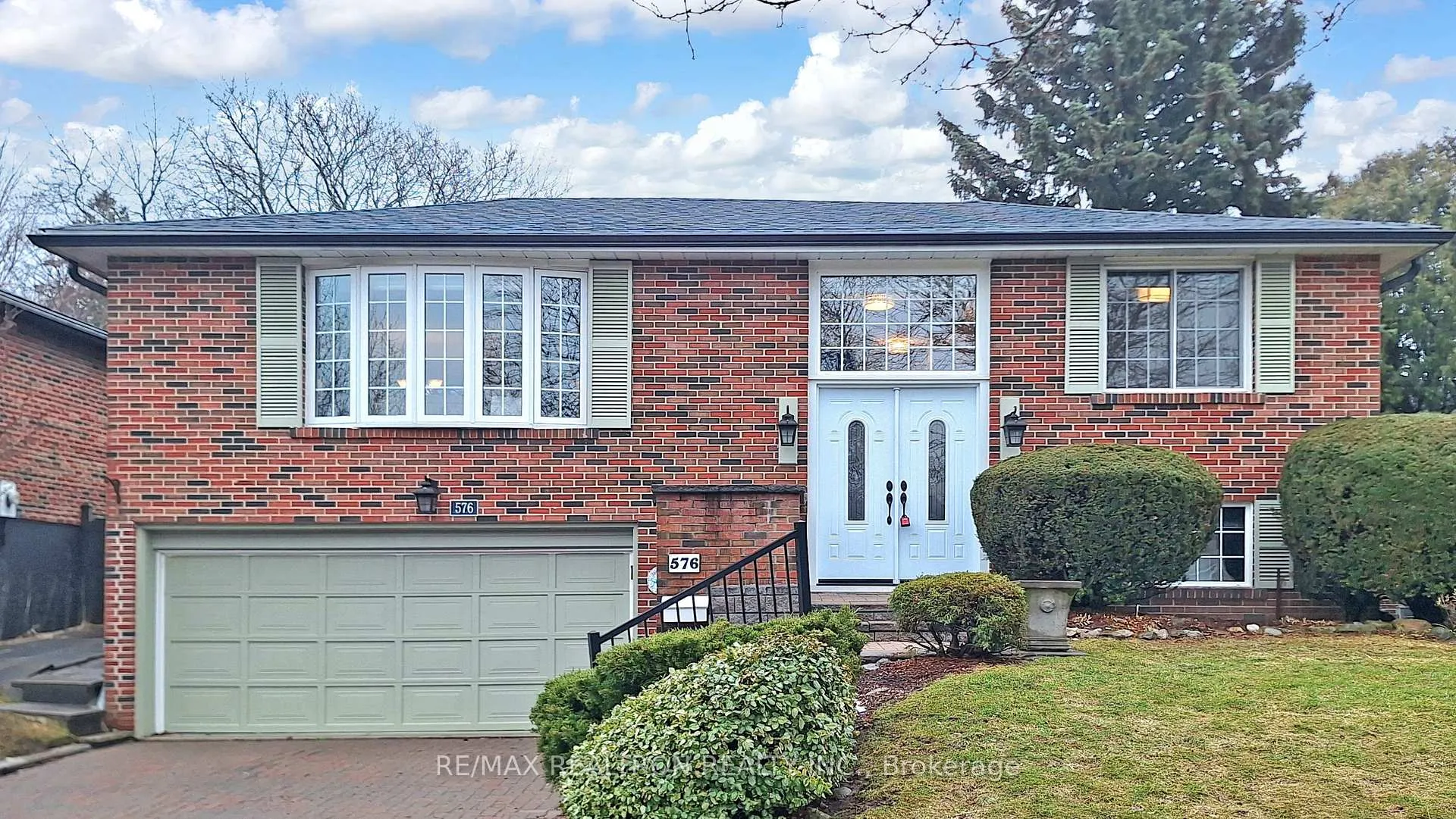 Photo 4 of 576 Arnhem Drive, Oshawa, O'Neill — HOMEH