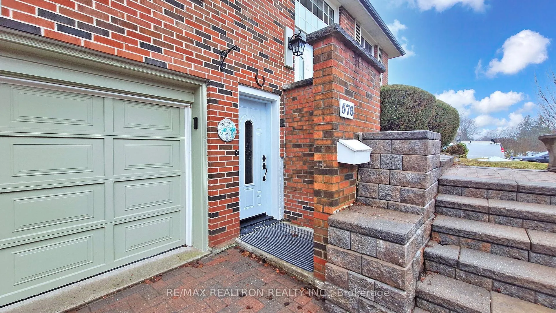Photo 5 of 576 Arnhem Drive, Oshawa, O'Neill — HOMEH