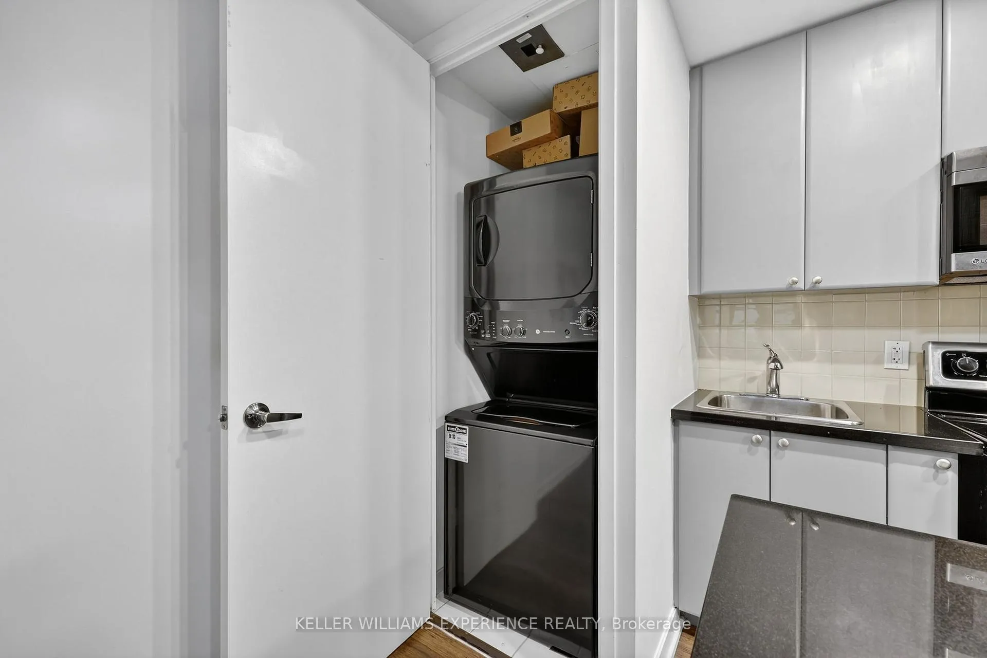 Photo 9 of Unit 1406, 85 Bloor Street E, Toronto, Church-Yonge Corridor — HOMEH