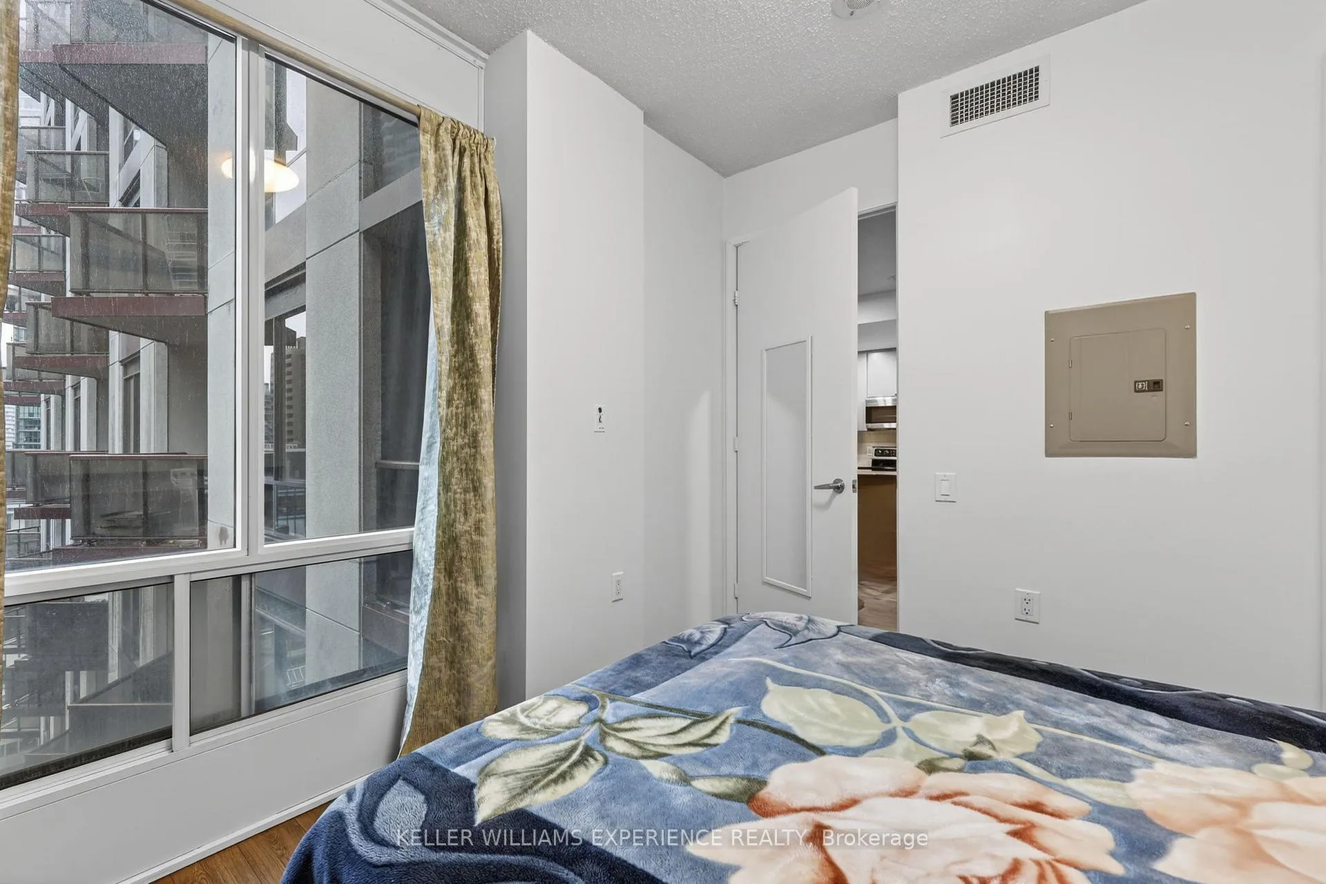Photo 15 of Unit 1406, 85 Bloor Street E, Toronto, Church-Yonge Corridor — HOMEH