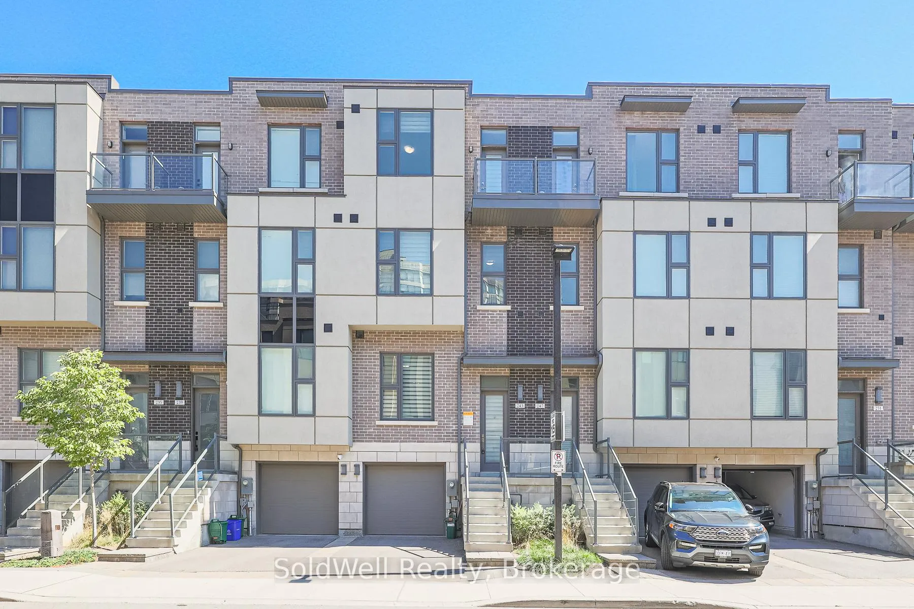 Photo 1 of 243 Smallwood Circle, Vaughan, Brownridge — HOMEH