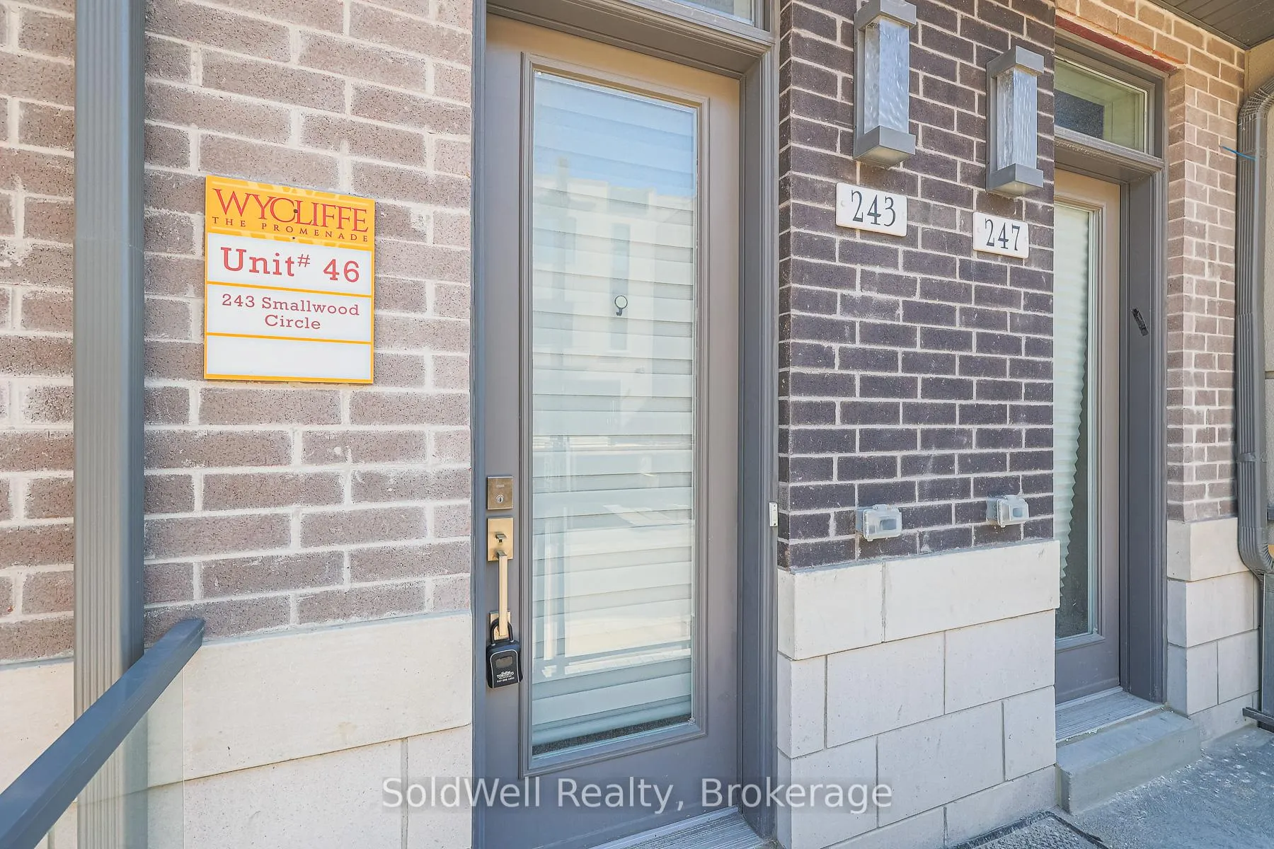 Photo 3 of 243 Smallwood Circle, Vaughan, Brownridge — HOMEH