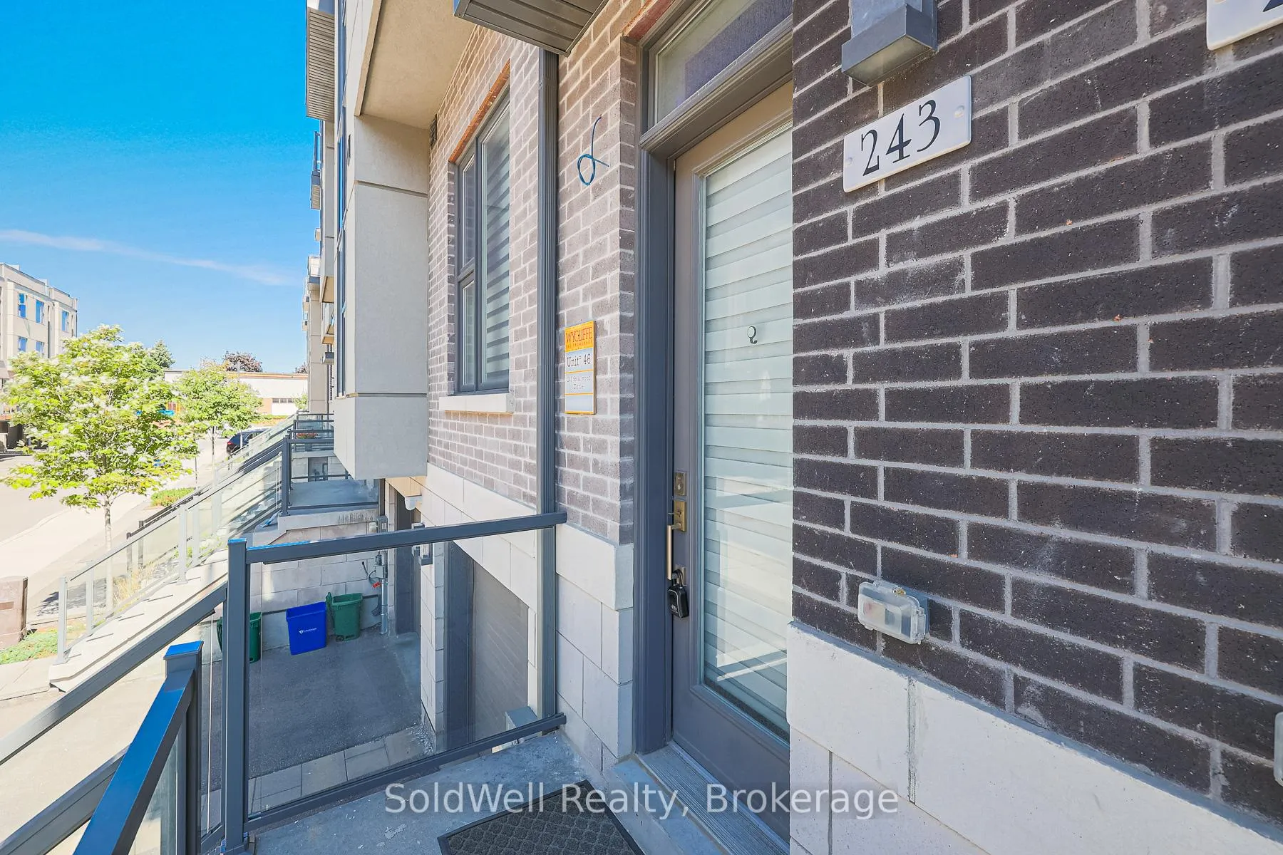 Photo 4 of 243 Smallwood Circle, Vaughan, Brownridge — HOMEH