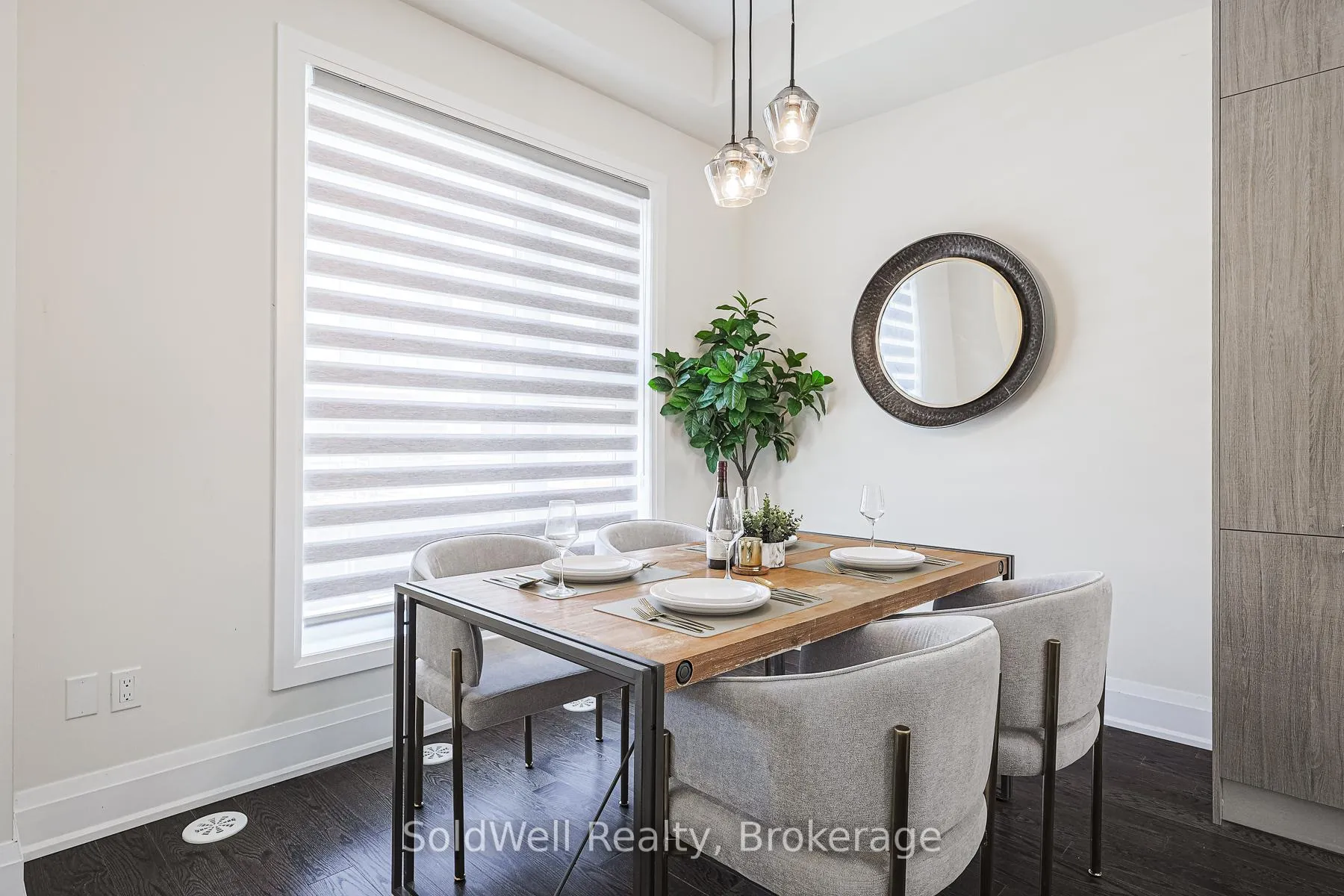Photo 5 of 243 Smallwood Circle, Vaughan, Brownridge — HOMEH