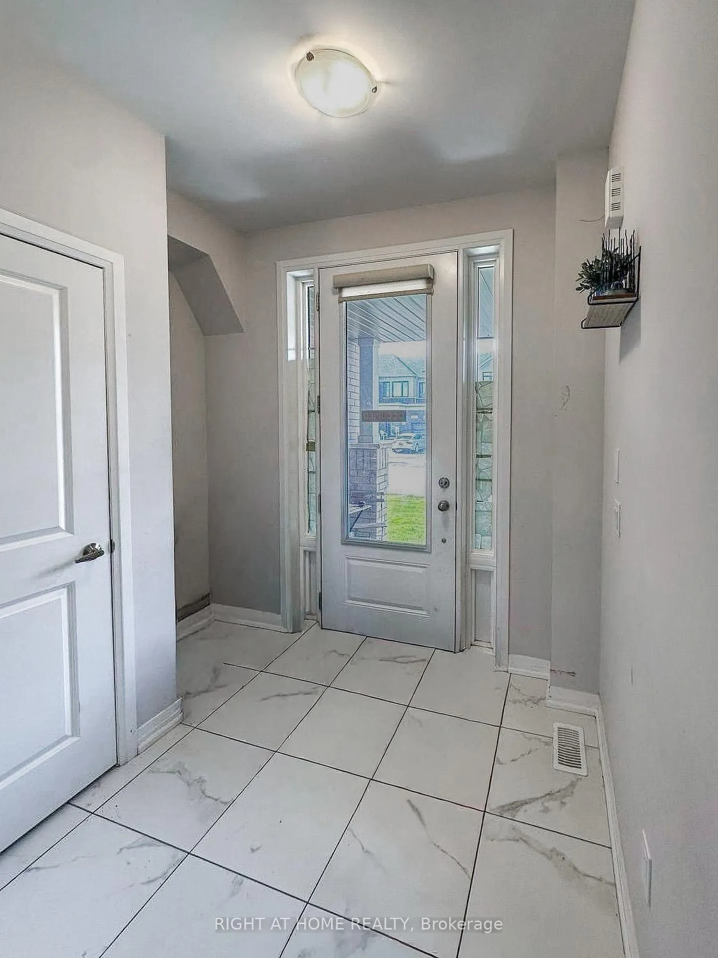 Photo 2 of 110 yale Drive, Hamilton, Mount Hope — HOMEH