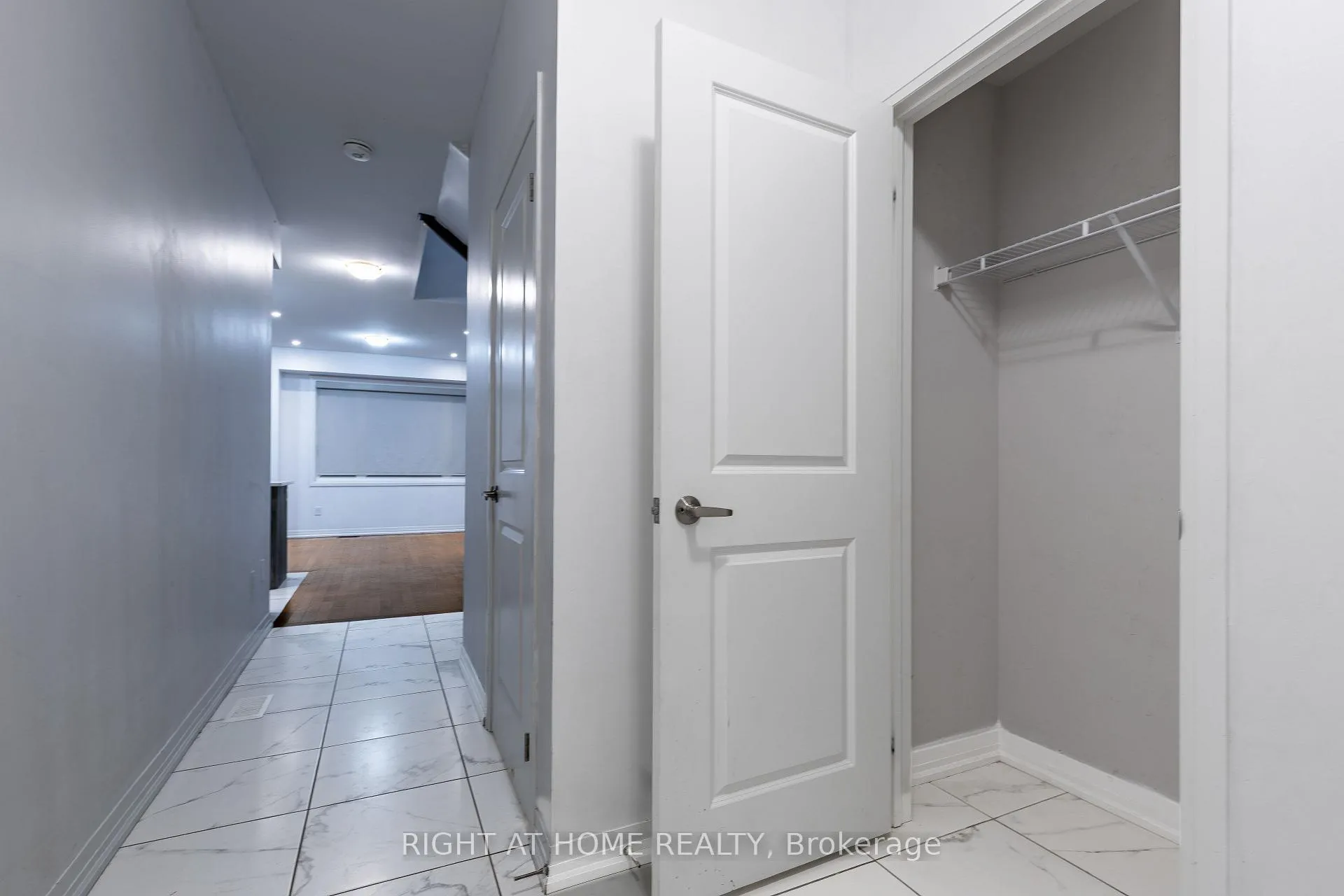 Photo 3 of 110 yale Drive, Hamilton, Mount Hope — HOMEH