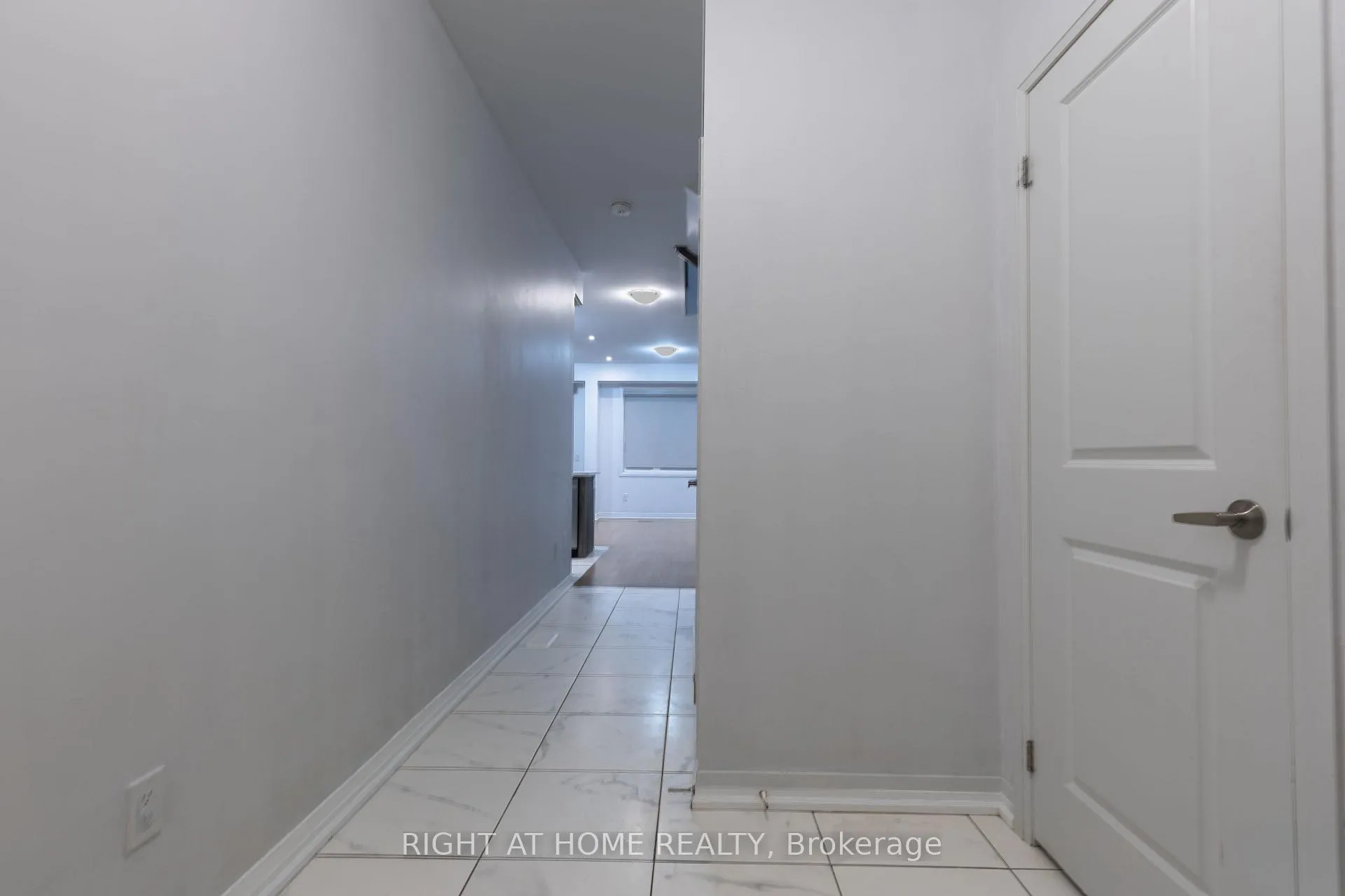 Photo 4 of 110 yale Drive, Hamilton, Mount Hope — HOMEH