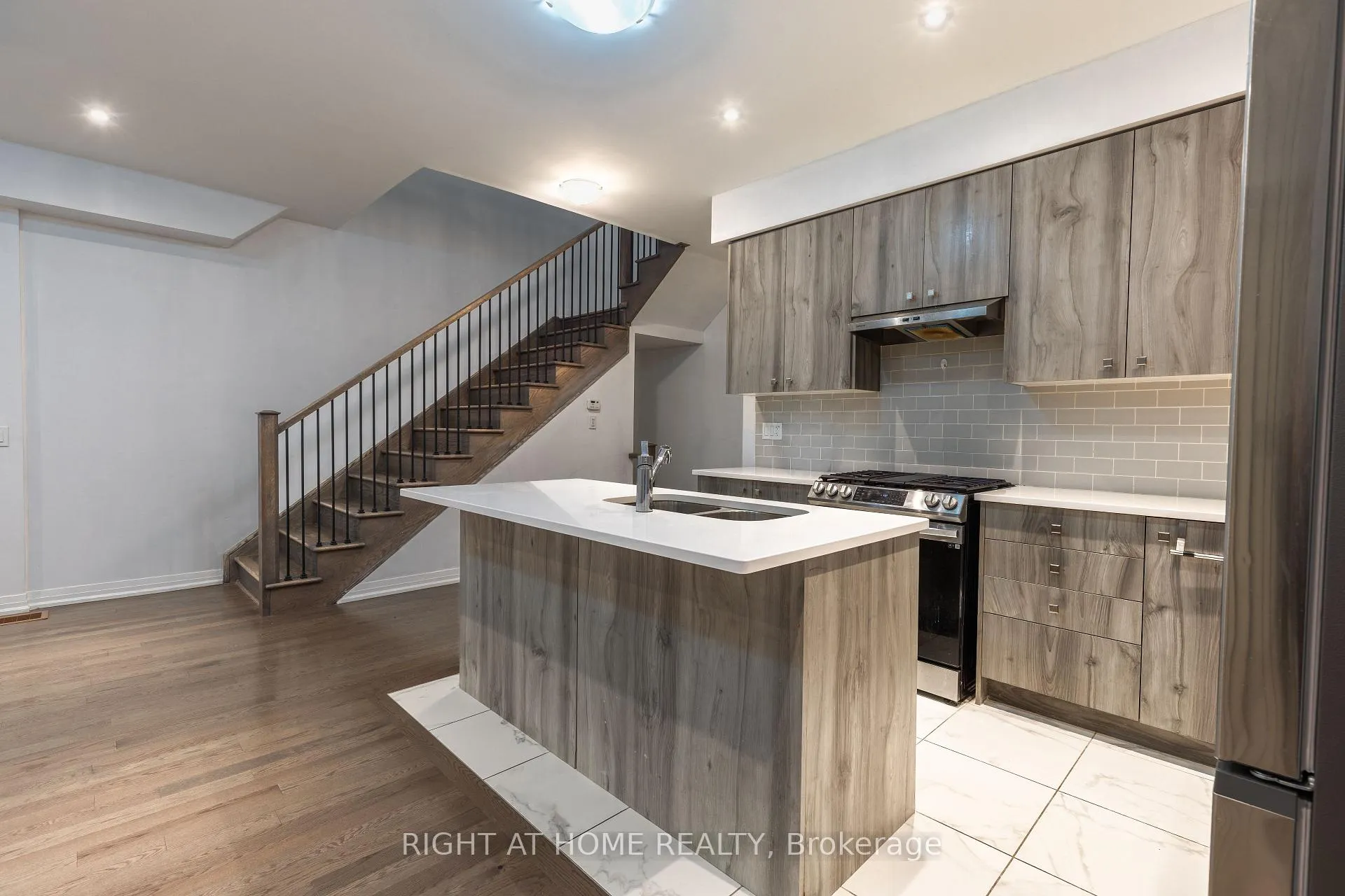 Photo 5 of 110 yale Drive, Hamilton, Mount Hope — HOMEH