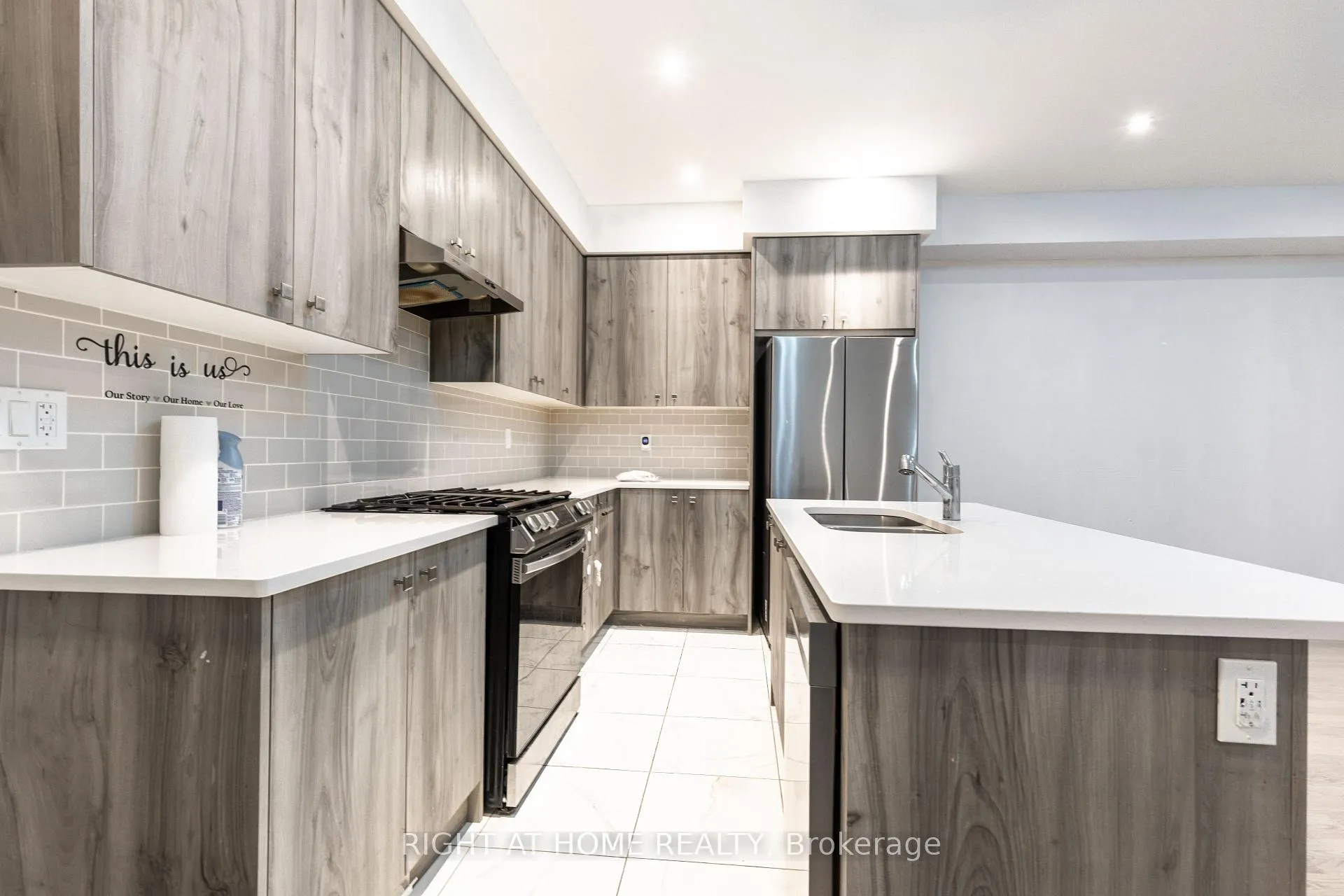 Photo 6 of 110 yale Drive, Hamilton, Mount Hope — HOMEH
