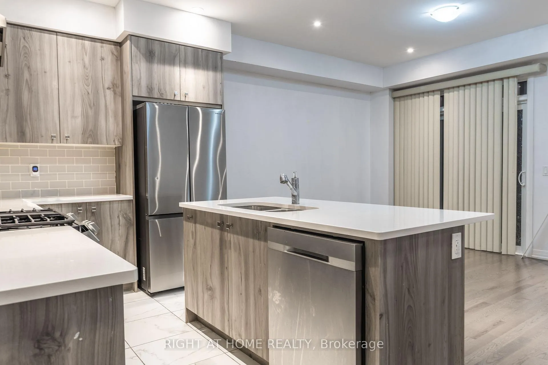 Photo 7 of 110 yale Drive, Hamilton, Mount Hope — HOMEH