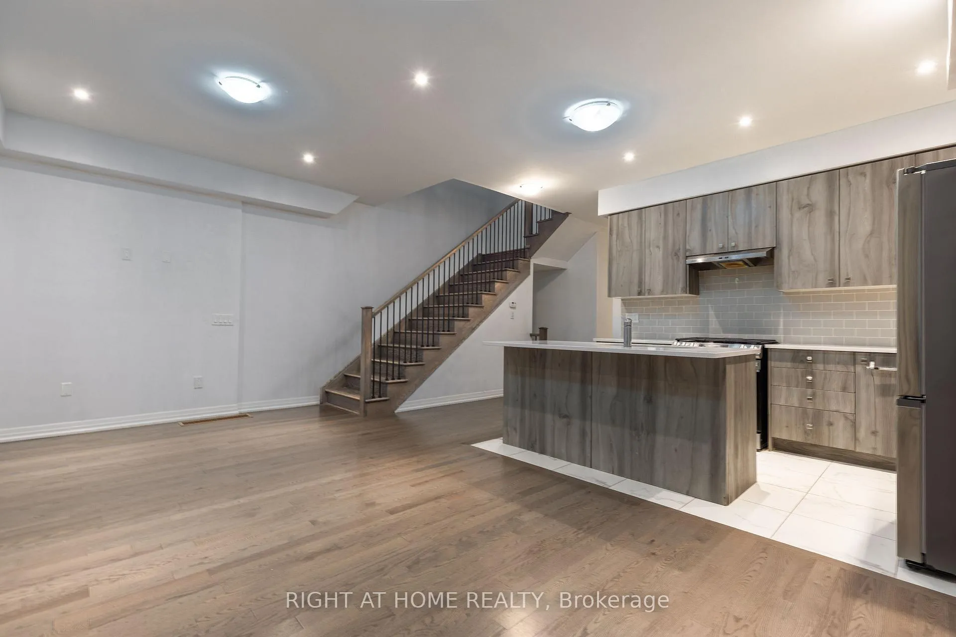 Photo 8 of 110 yale Drive, Hamilton, Mount Hope — HOMEH