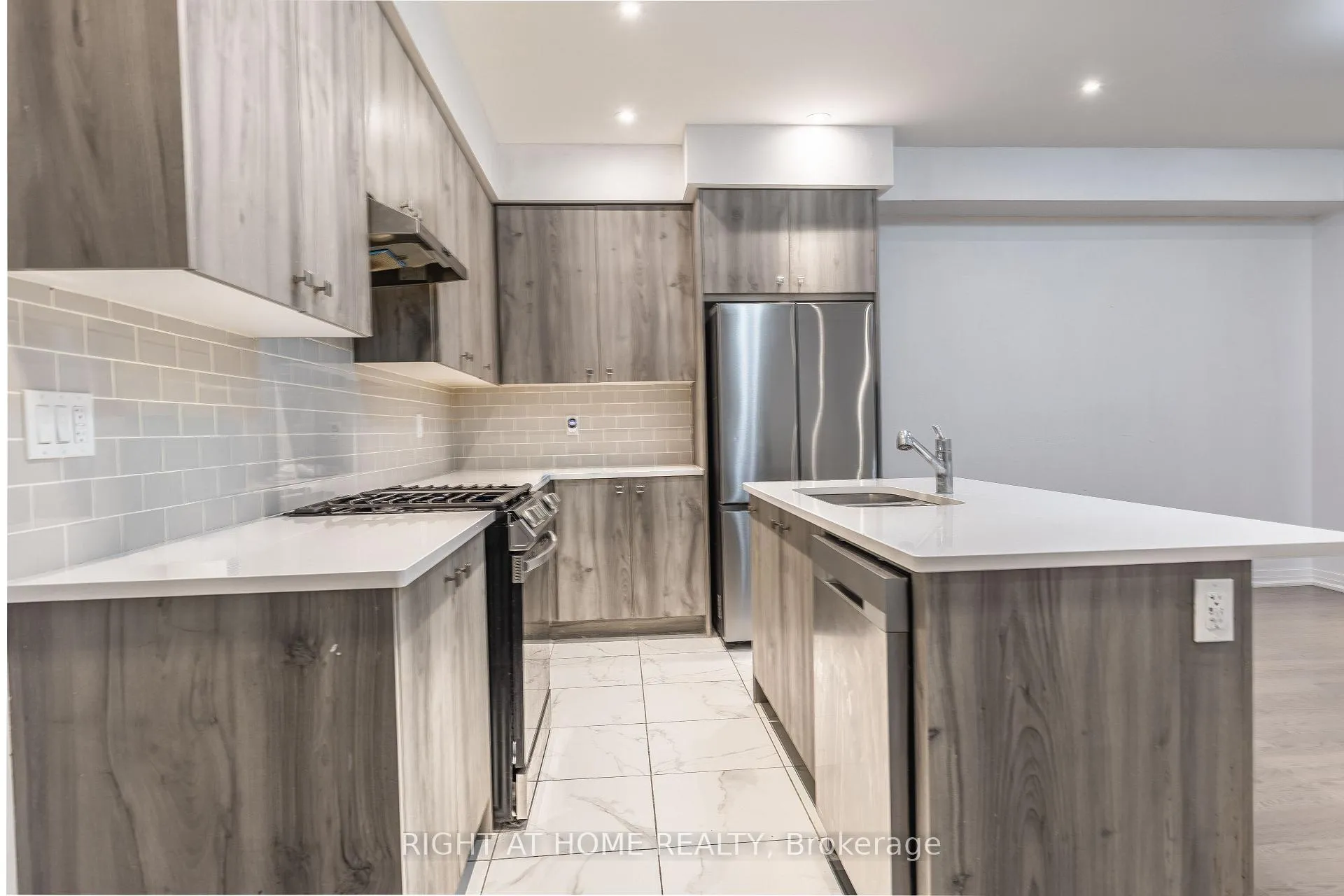 Photo 9 of 110 yale Drive, Hamilton, Mount Hope — HOMEH