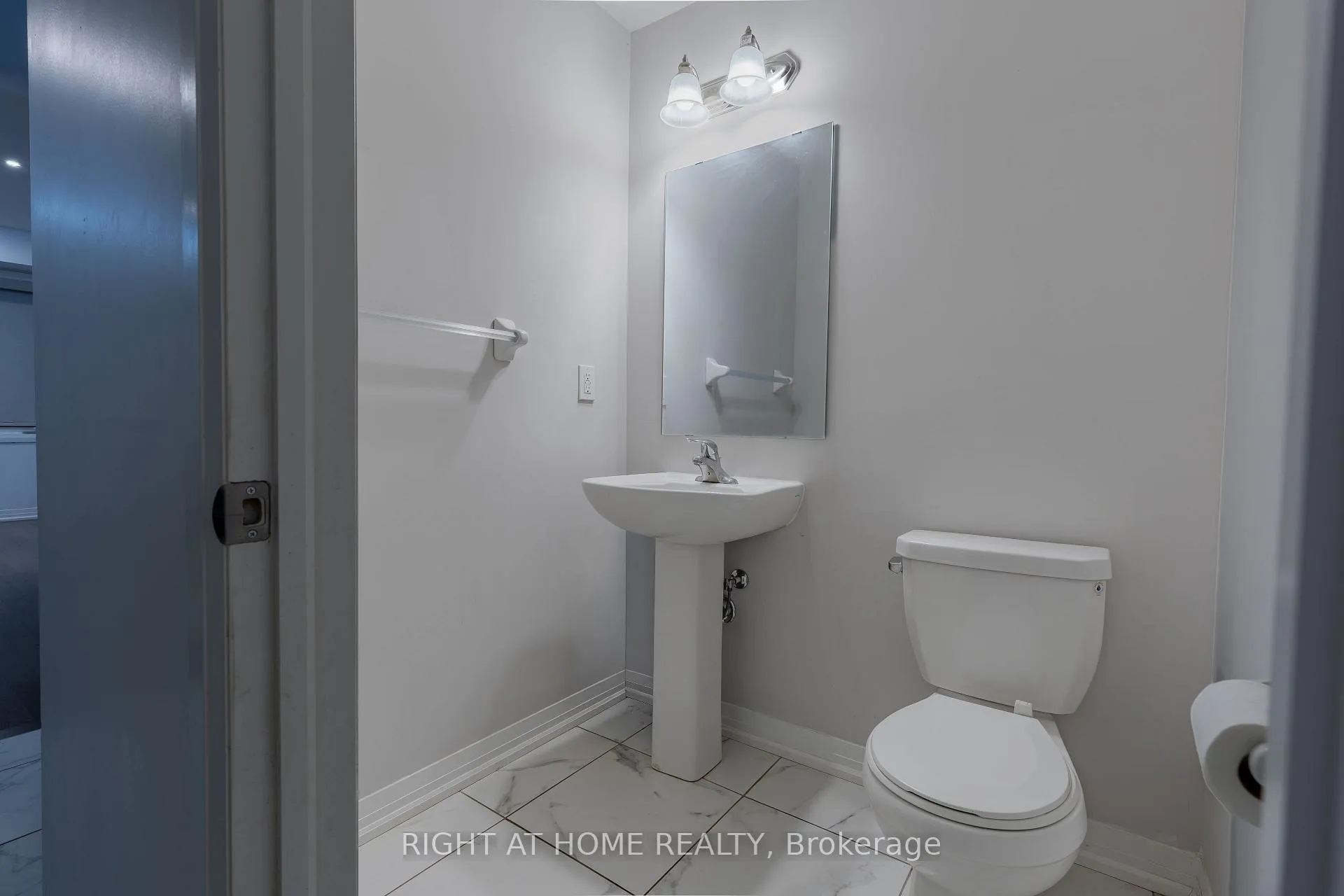 Photo 10 of 110 yale Drive, Hamilton, Mount Hope — HOMEH
